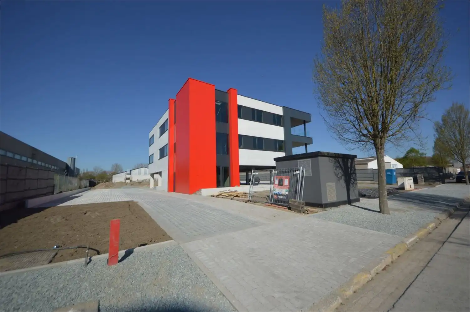 NIEUWBOUWKANTOREN MET PARKING NABIJ E40 foto 8