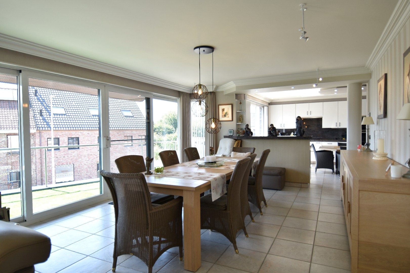 Instapklare villa met 5 slaapkamers én grote handelsruimte te koop in Gullegem foto 5