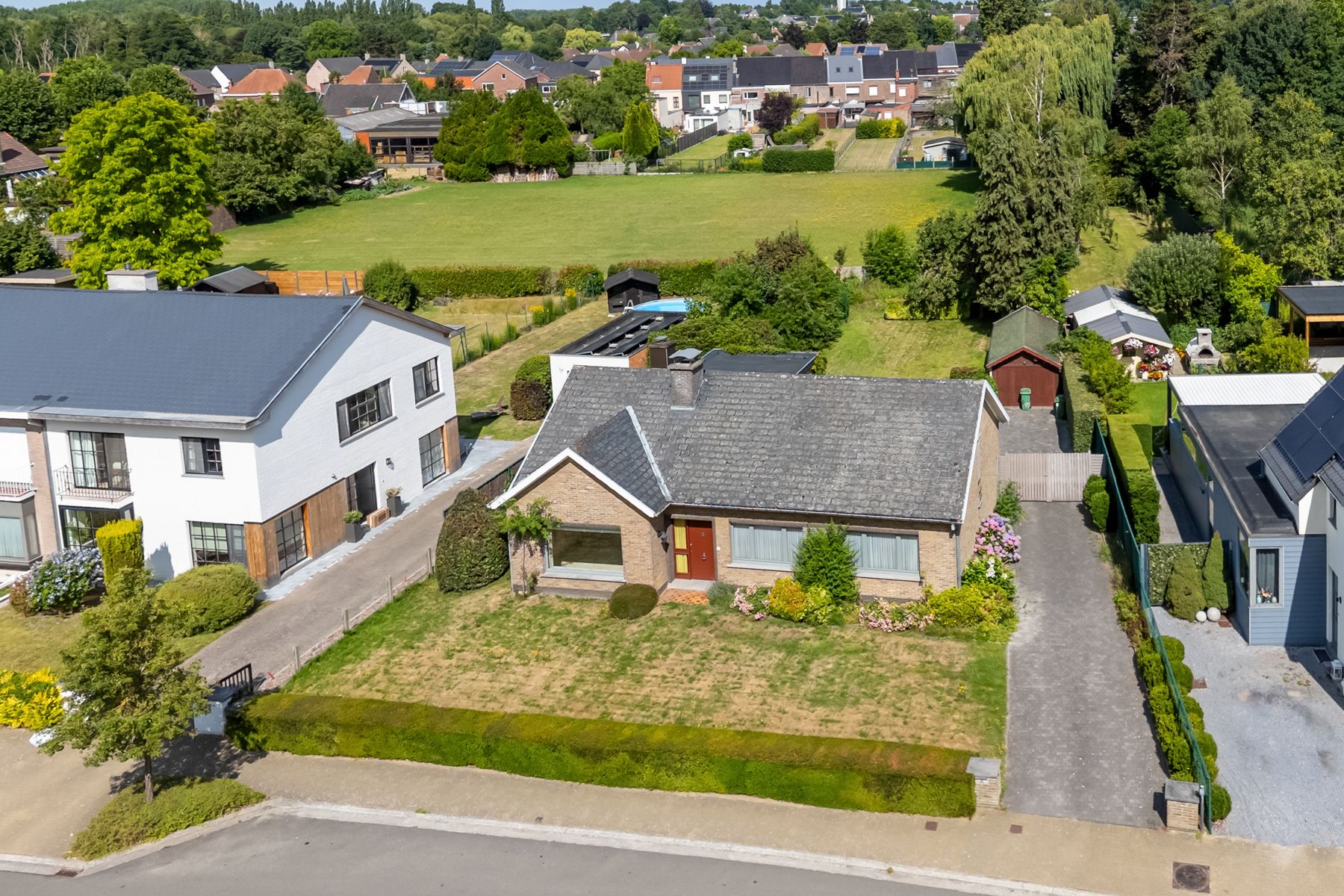 Hoofdfoto van de publicatie: Goed onderhouden woning met 3 kamers, 2 garages en tuin.