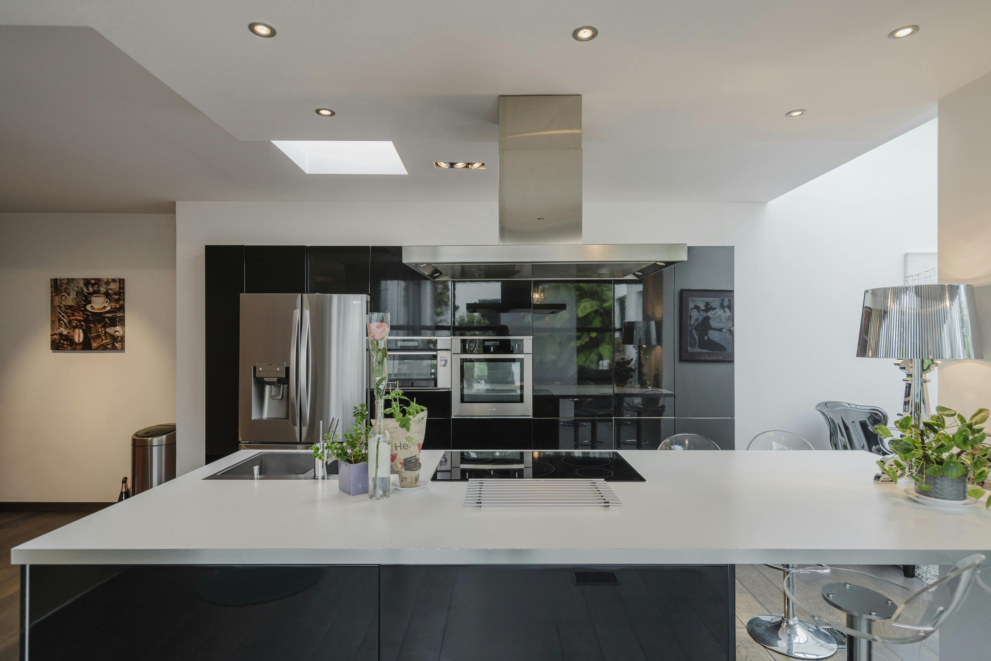 Architecturale patiowoning met tijdloze klasse foto 18