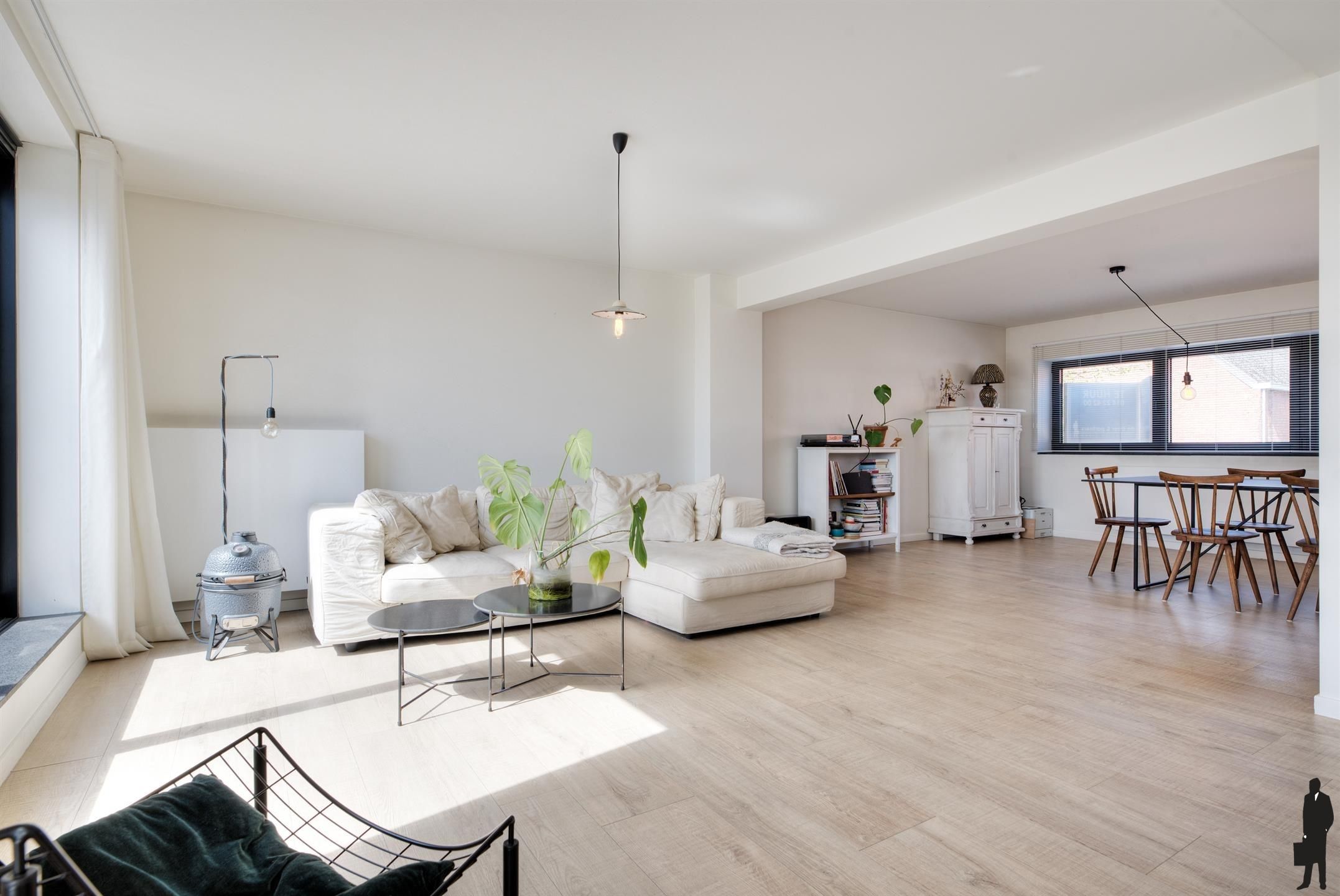 Ruime duplex met 3 slpk, carport, terras en tuin foto 4