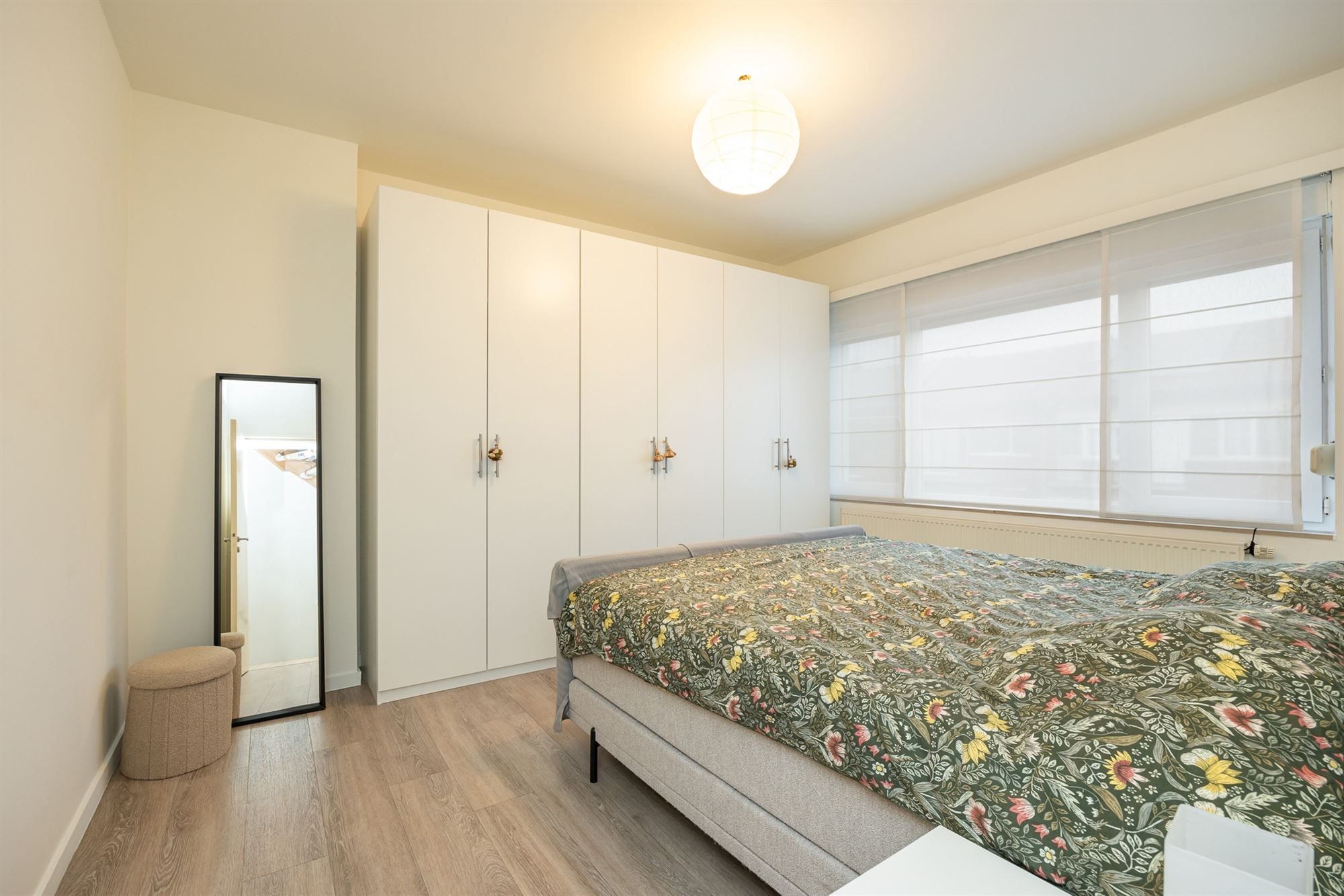 Ruime gezinswoning met drie slaapkamers en tuin foto 12