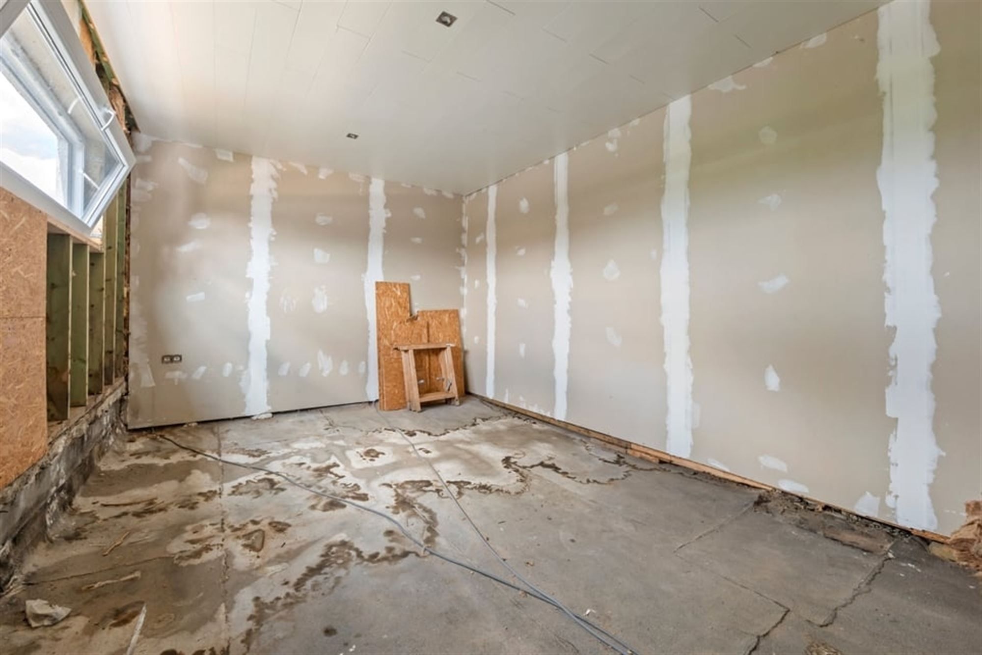 RUIME GEZINSWONIG MET VEEL POTENTIEEL EN EEN RUIME GARAGE IN SINT-TRUIDEN  foto 31