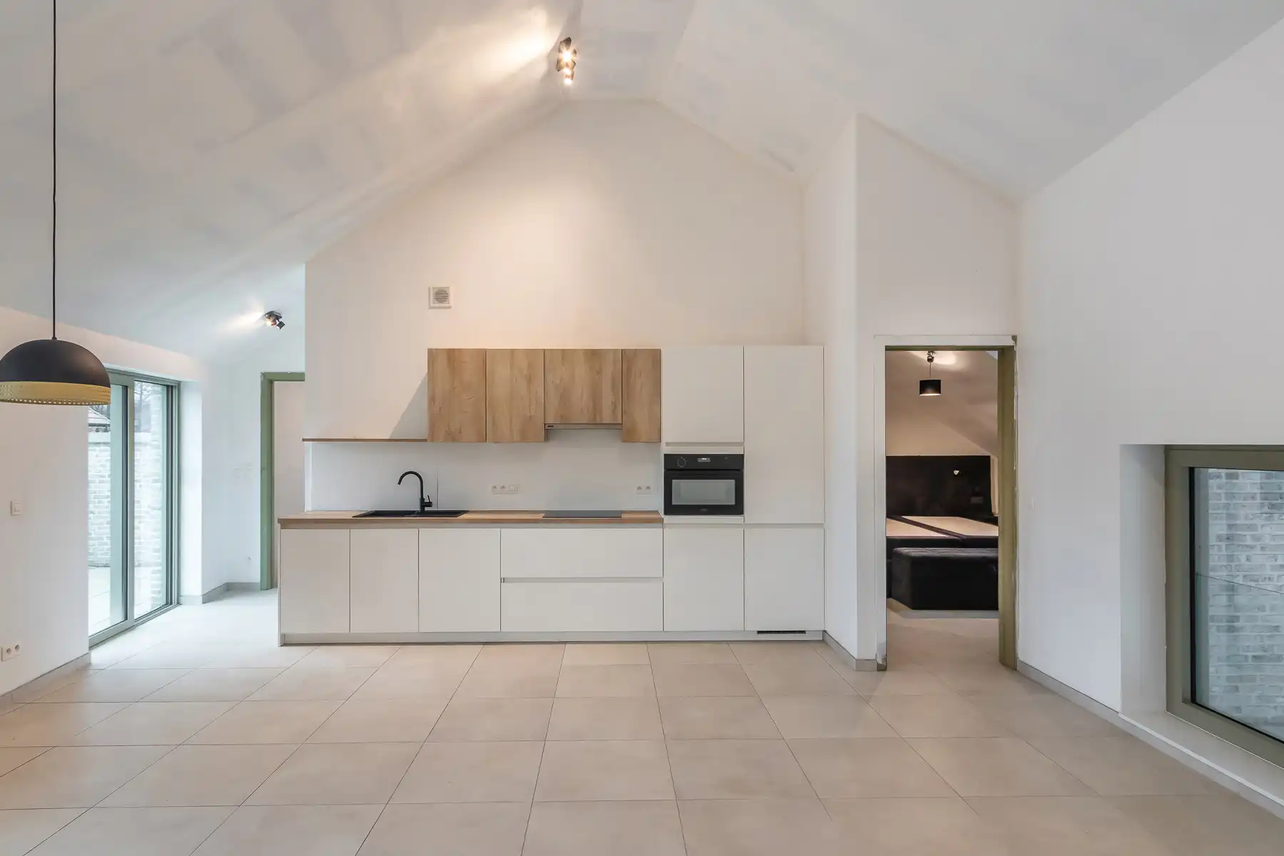 Recent 1-slaapkamer appartement, terras en autostaanplaats foto 3