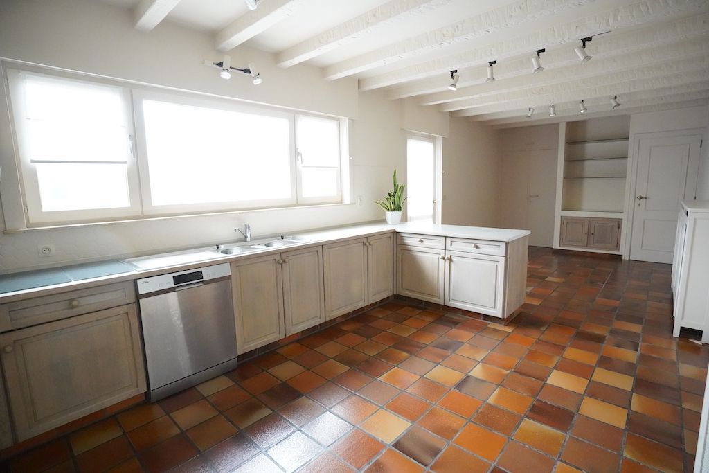 Residentieel gelegen bungalow op 910 m² voorzien van 4 slaapkamers foto 13