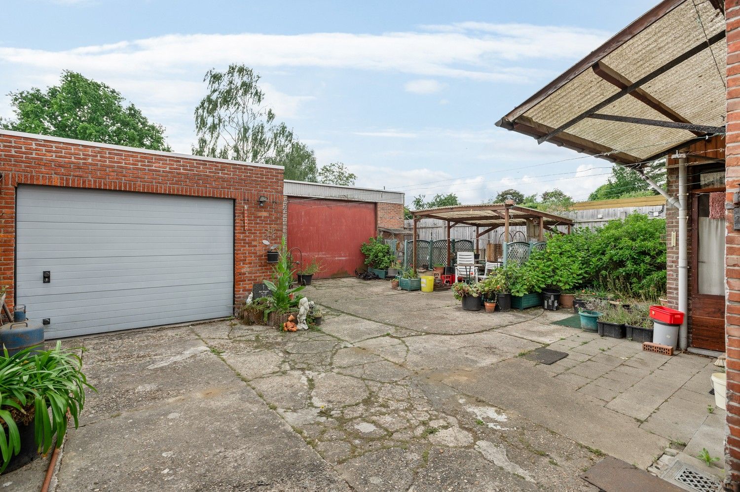 Te renoveren woning met magazijn en veel potentieel op toplocatie in Lint foto 24