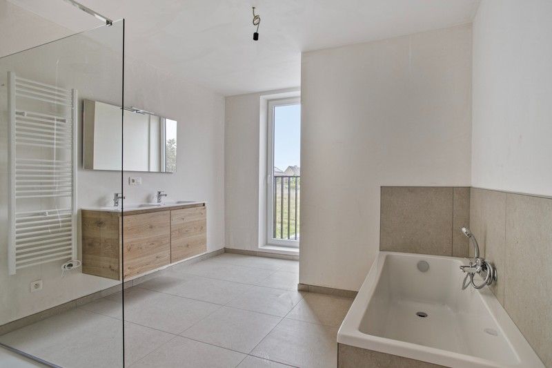 Prachtige, verrassend ruime nieuwbouwwoning met 3 slaapkamers én inpandige garage te koop in Dentergem! foto 13