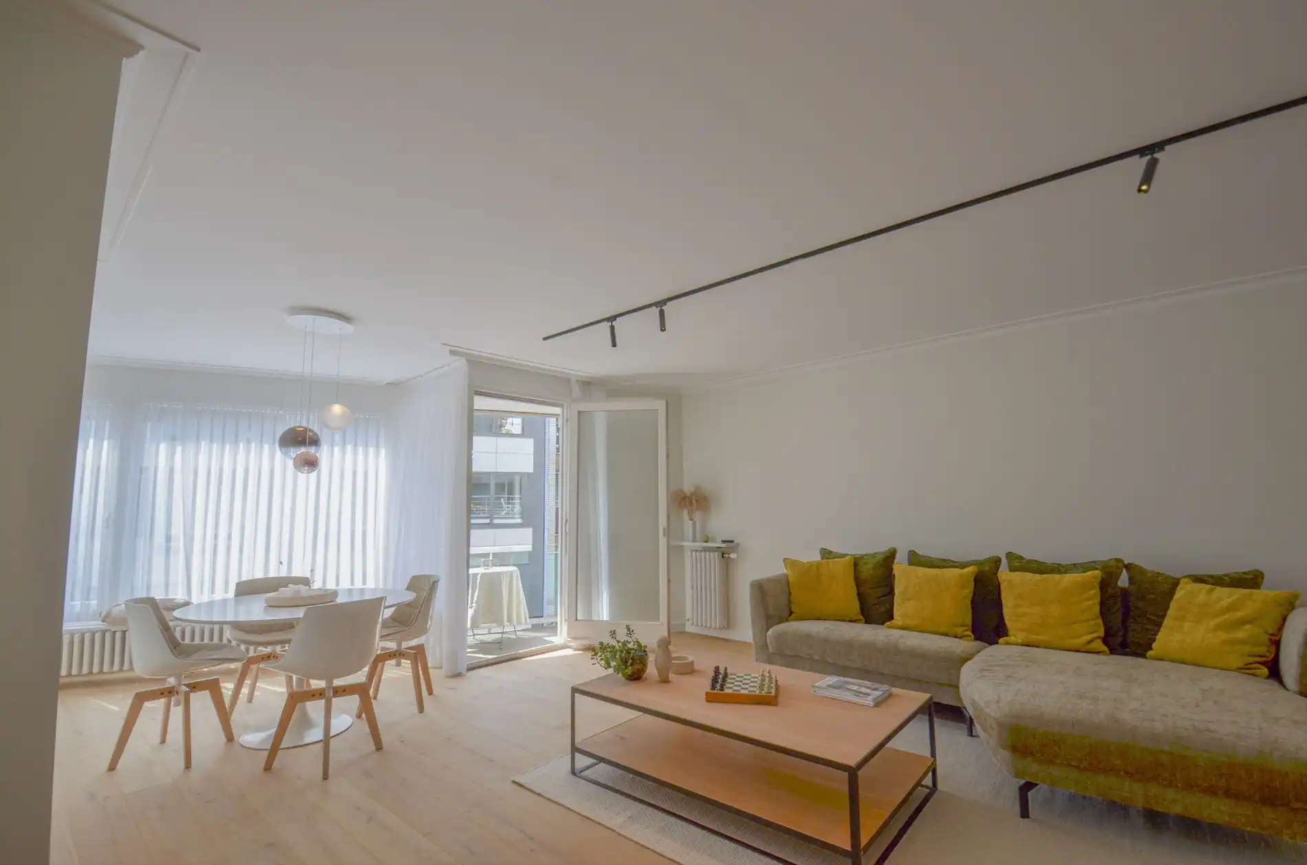 Stijlvol en volledig gerenoveerd appartement op wandelafstand van zee en het commerciële centrum. foto 5