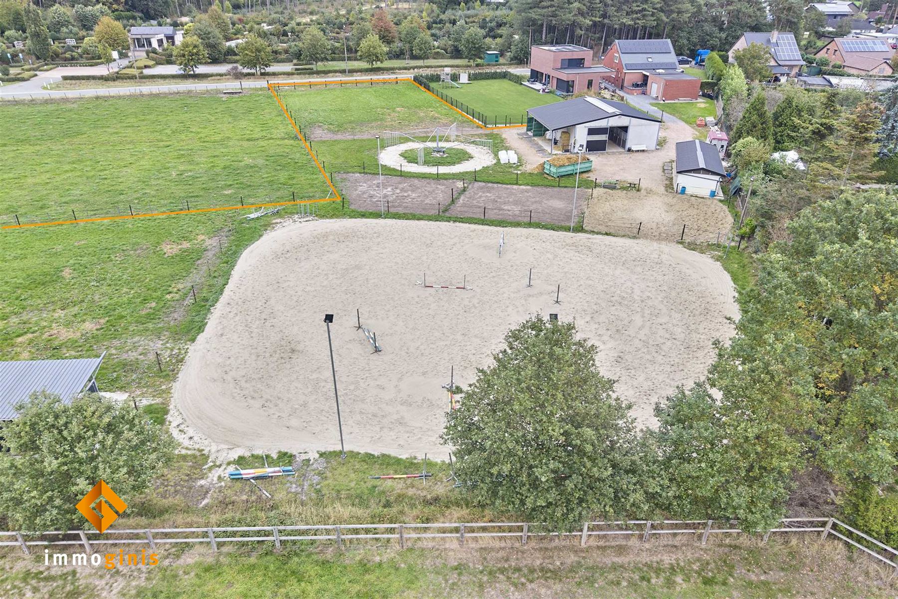 Ruime gerenoveerde woning met paardenfaciliteiten op een perceel van 71a44ca. foto 23