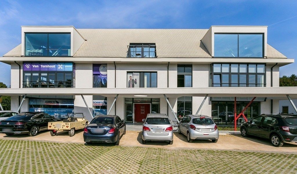 Lichtrijk kantoor te huur op zichtlocatie te Sint-Martens-Latem foto {{pictureIndex}}