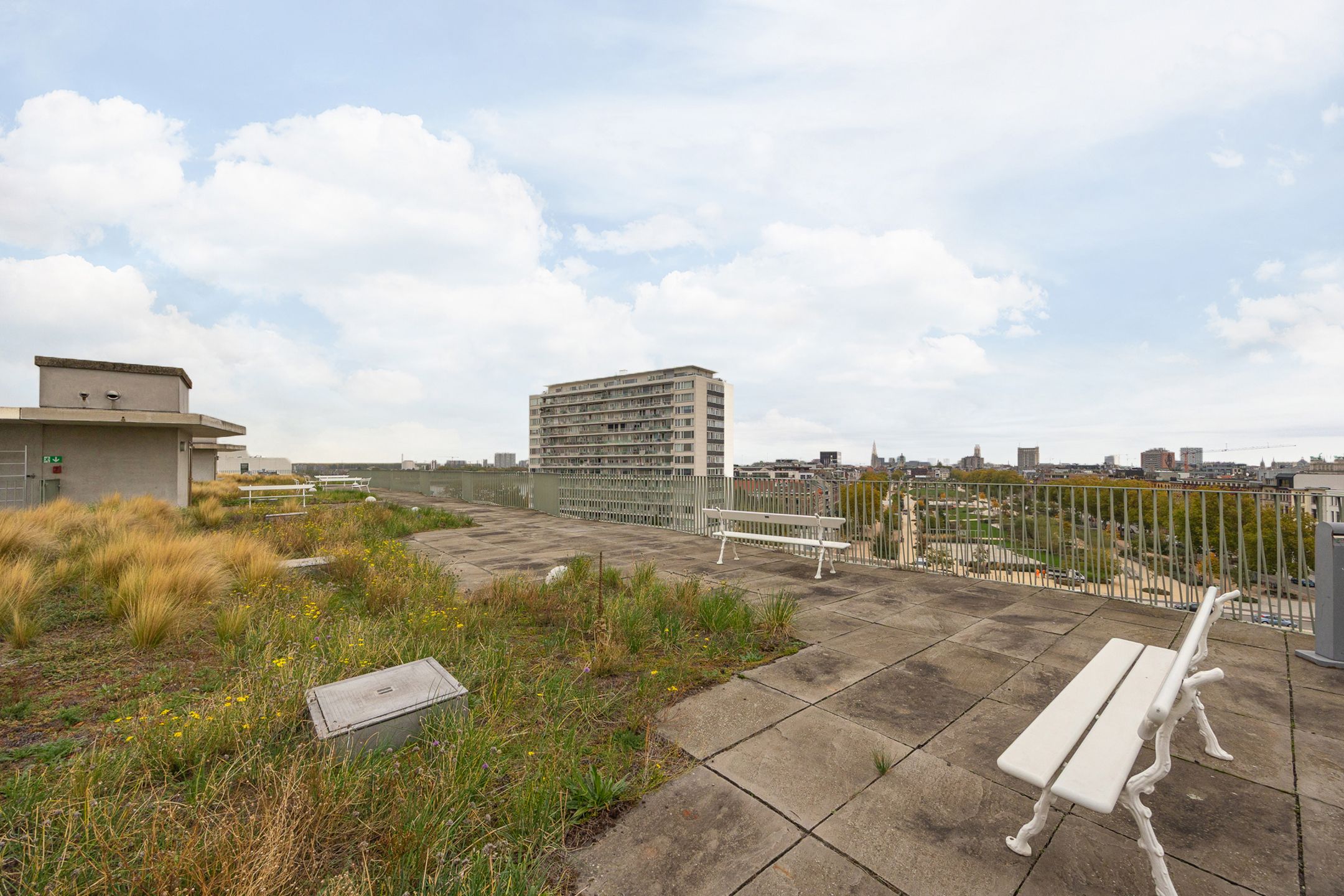 App met groot terras, kelderberging en autostaanplaats foto 12