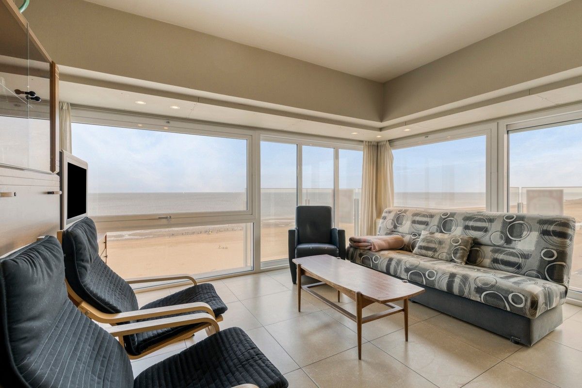 Panoramisch hoekappartement te koop op de Zeedijk van Sint-Idesbald! foto {{pictureIndex}}