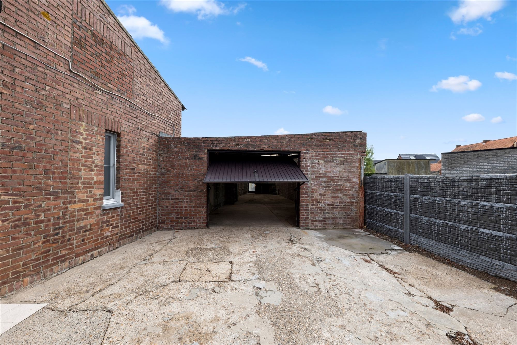 OP TE FRISSEN GEZINSWONING MET GARAGE EN STALLEN VAN MEER DAN 200M² OP EEN TOPLOCATIE IN ZEPPEREN foto 7