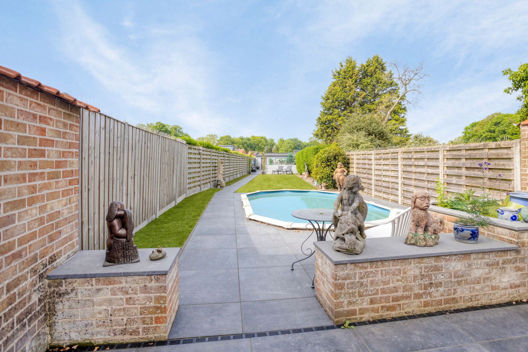 Charmante woning met ruime tuin, zwembad en garage. foto {{pictureIndex}}