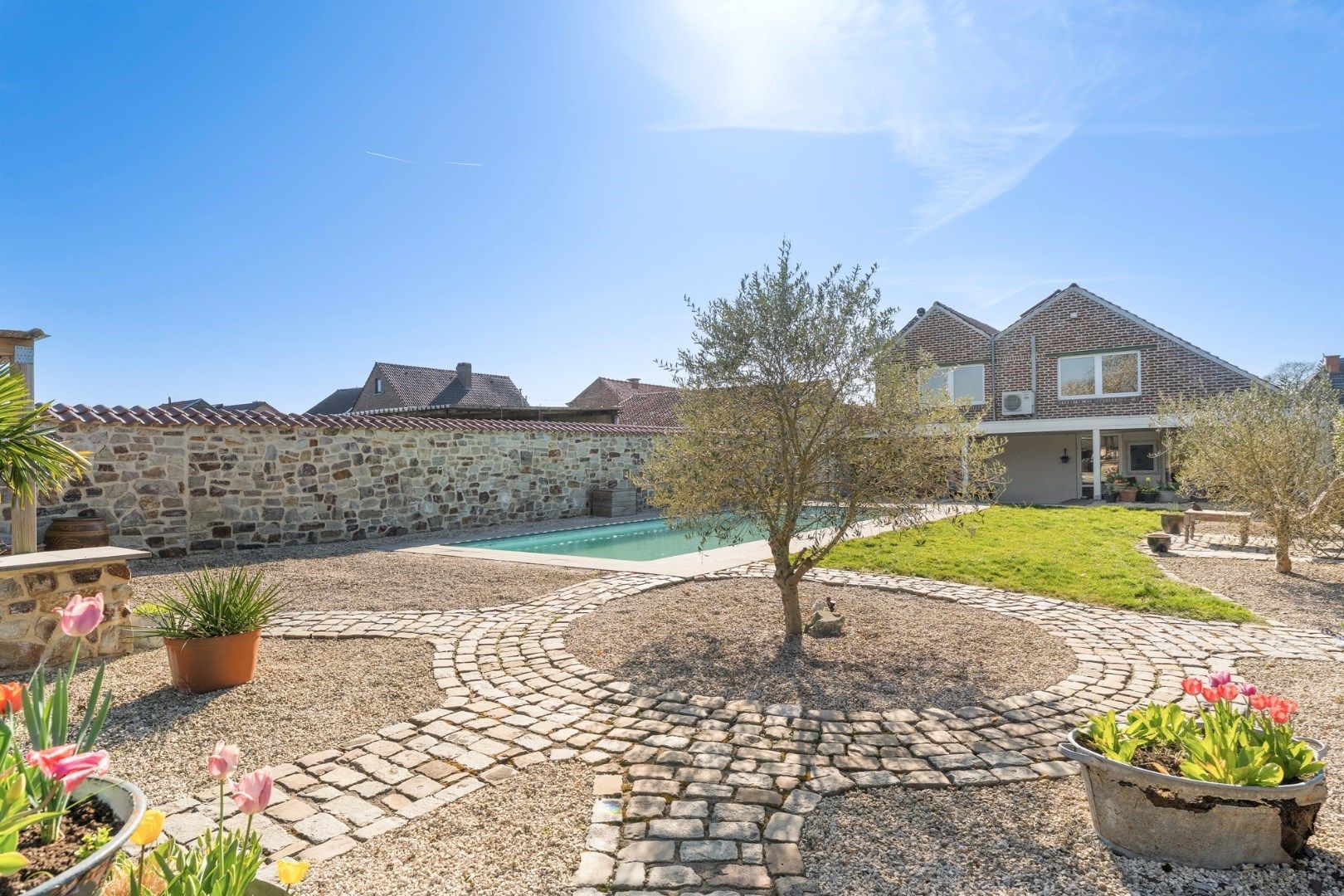Prachtig gerenoveerde vrijstaande woning met heerlijke tuin met zwembad op 16a16ca foto {{pictureIndex}}
