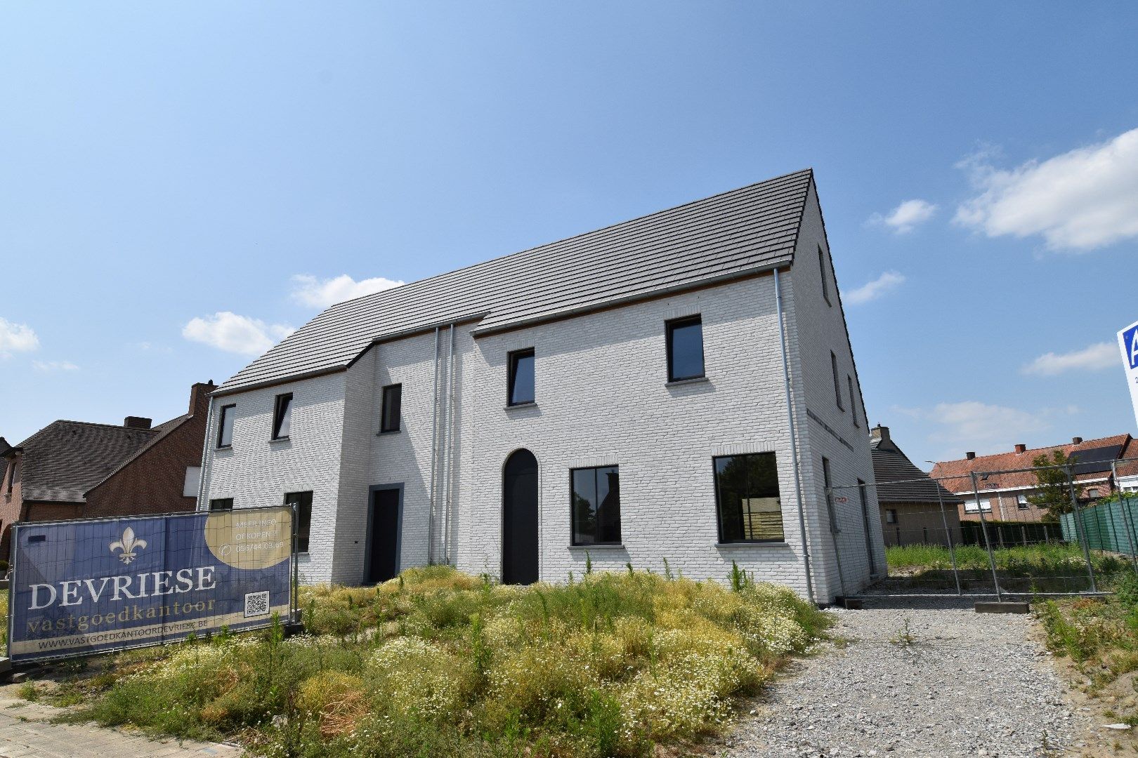 Nieuwbouwwoning met 3 slaapkamers vlakbij centrum Meulebeke foto {{pictureIndex}}