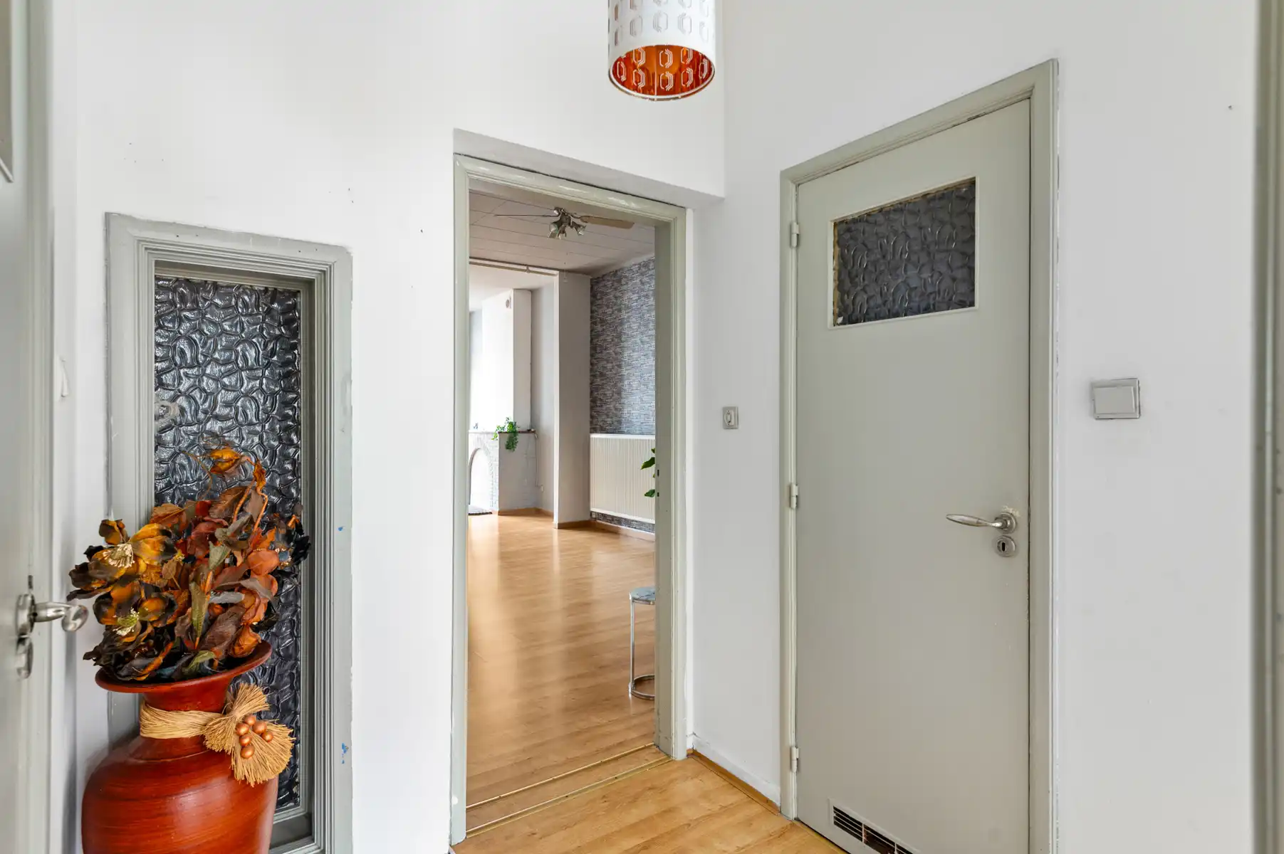 Ruim, centraal gelegen 2 SLK appartement met sterke basis foto 2