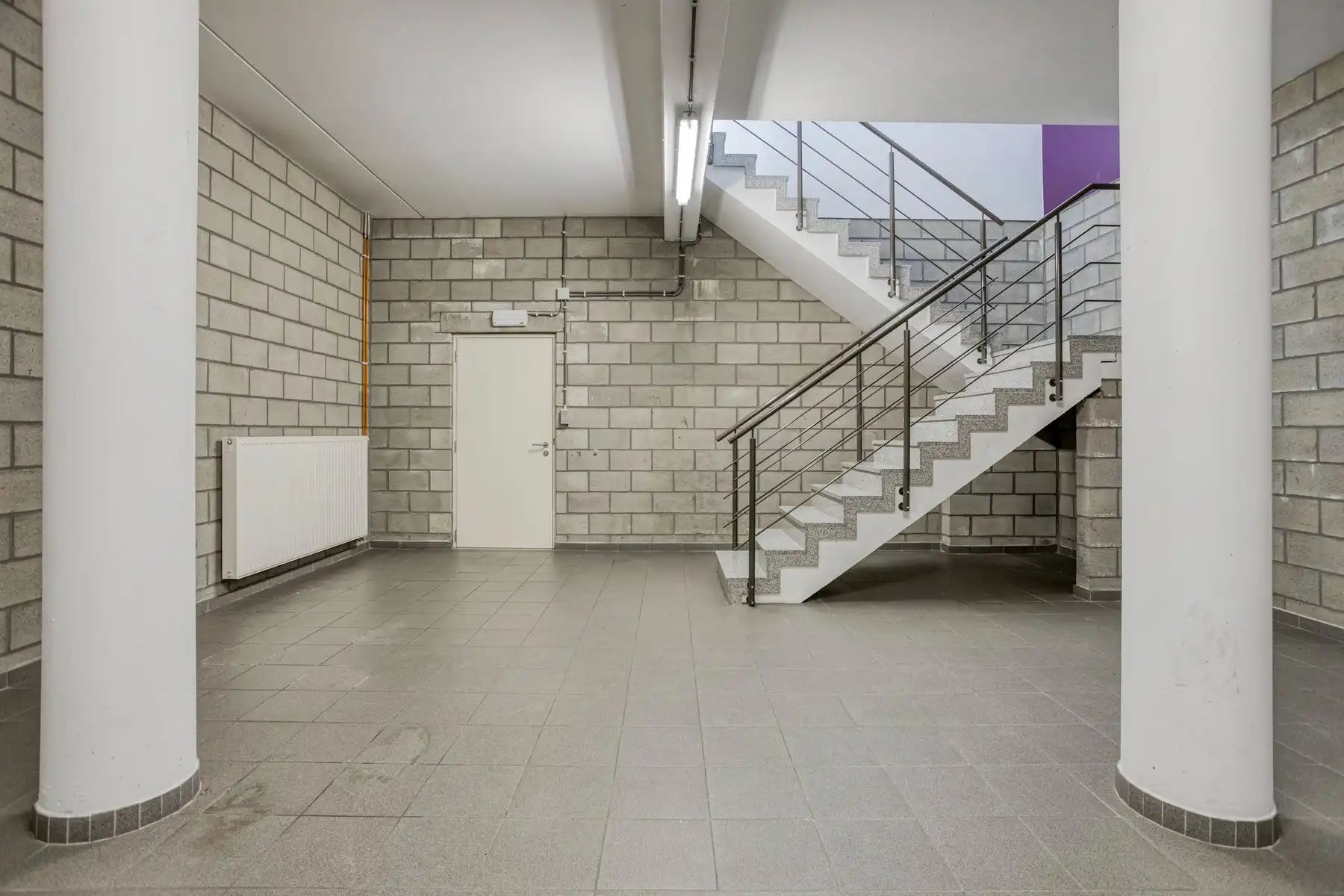 Ruime kantoor- of winkelruimte met opslagmogelijkheden foto 7