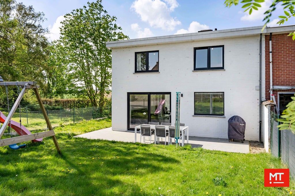 Gerenoveerde halfopen woning op het einde van een doodlopende straat te Zonnebeke foto {{pictureIndex}}