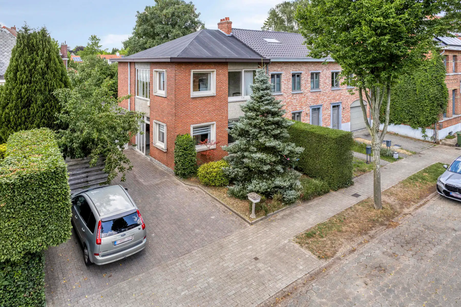 Ruime gezinswoning met potentiële bouwgrond te Mariaburg. foto {{pictureIndex}}