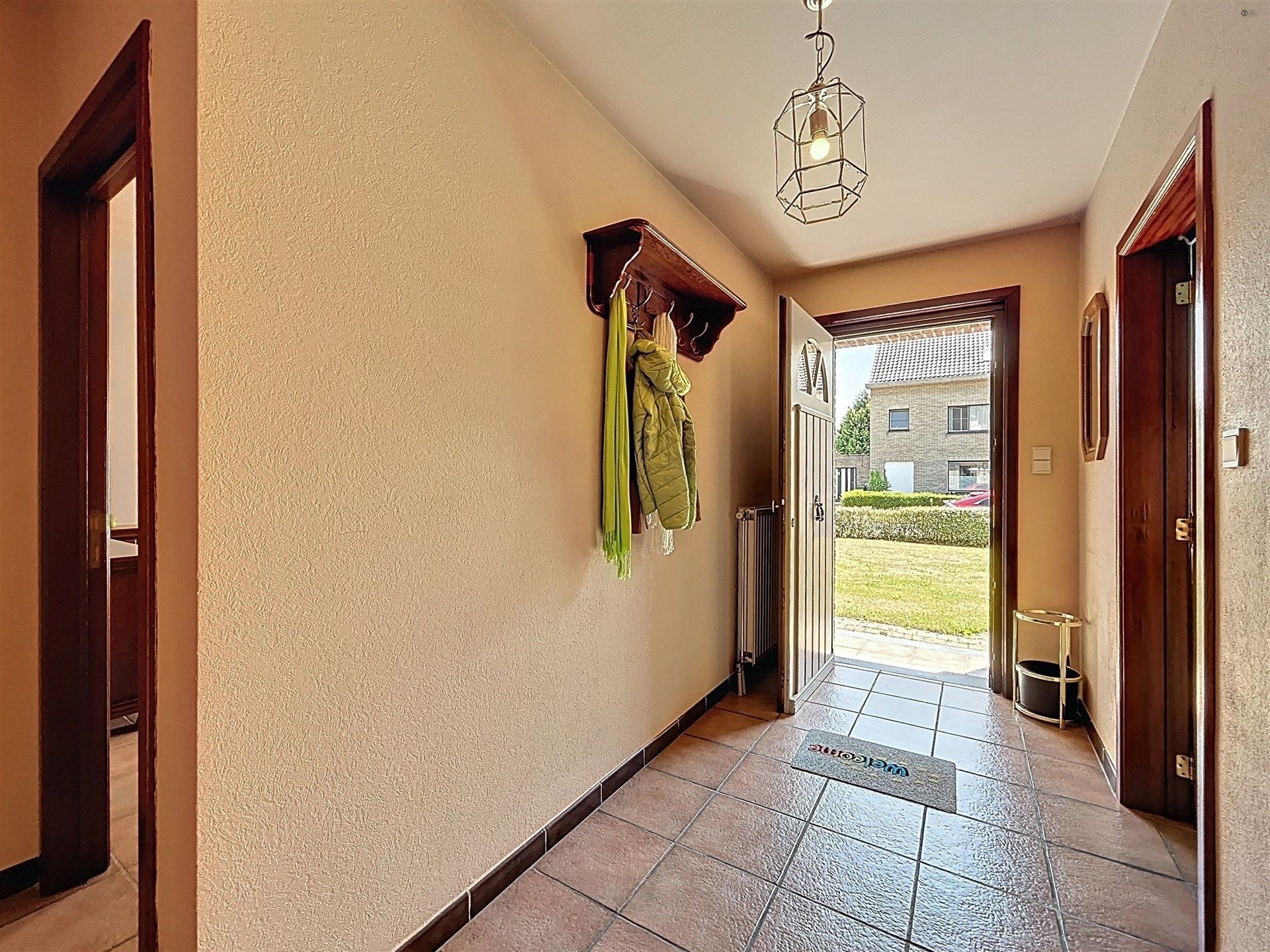 Rustig gelegen en instapklare open bebouwing (type bungalow)  met garage op perceel van 885m²  foto 8