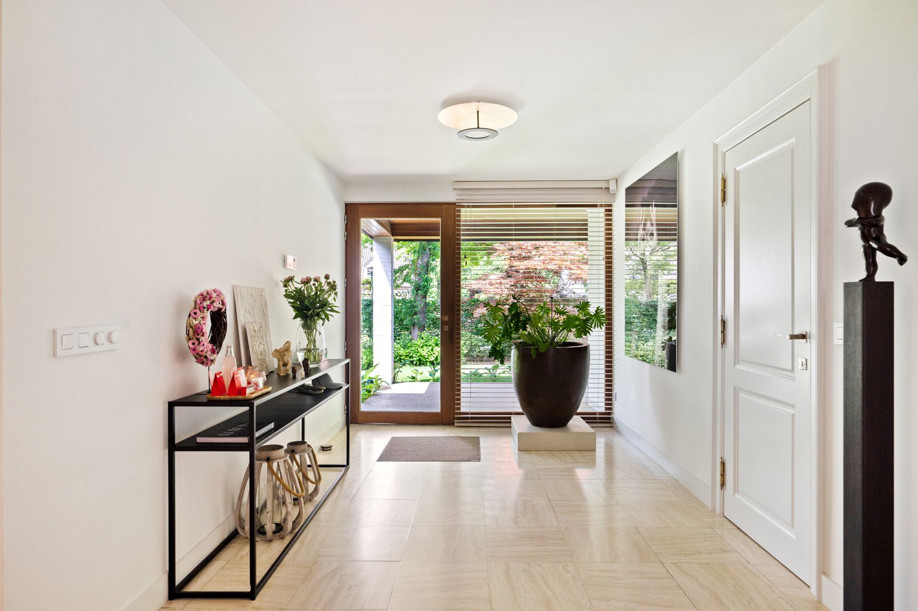 Residentiëel gelegen gelijkvloerse villa op ca. 3.008 m². foto 19