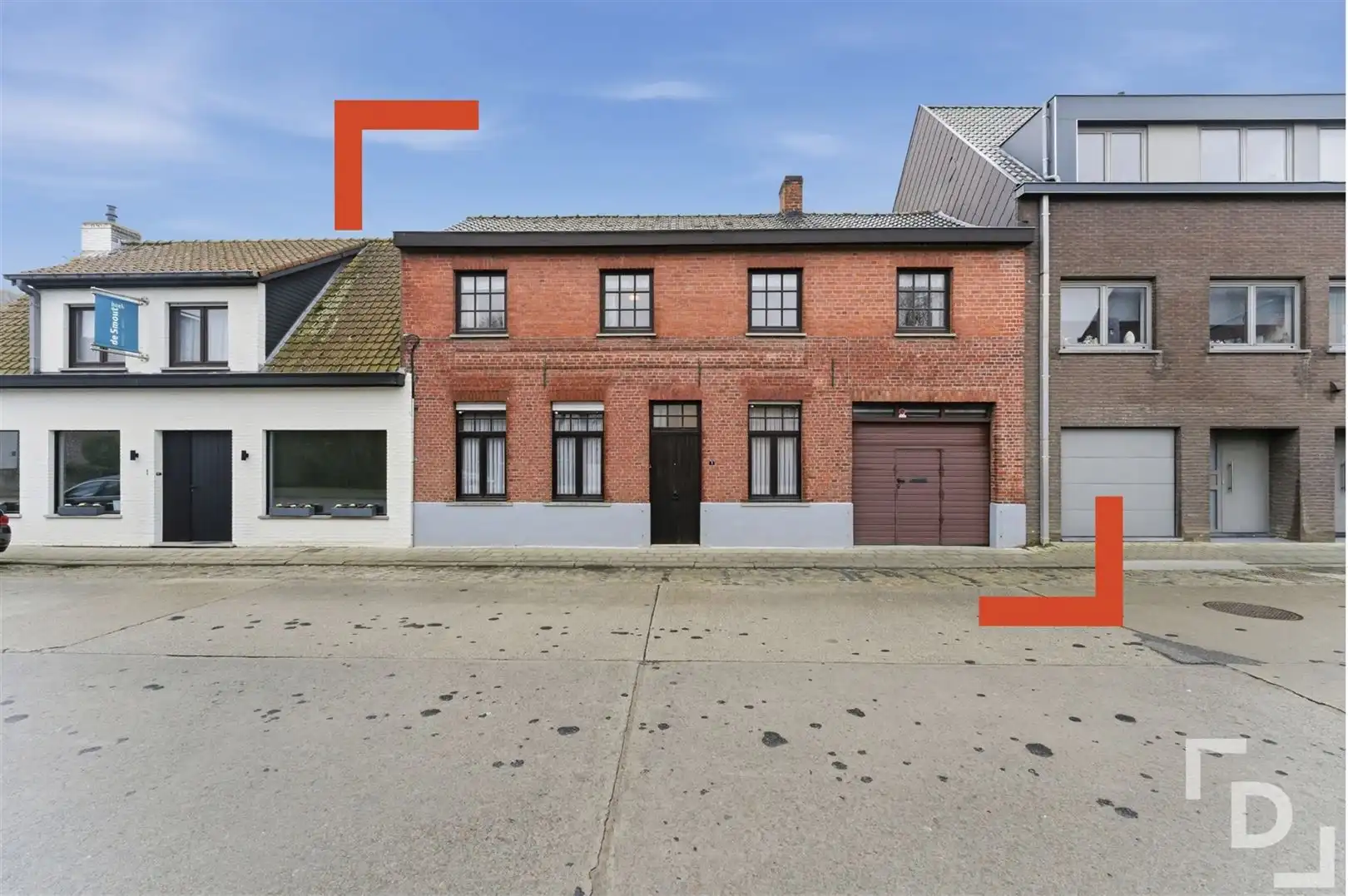 Te renoveren woning met inpandige garage in centrum Watou foto 2