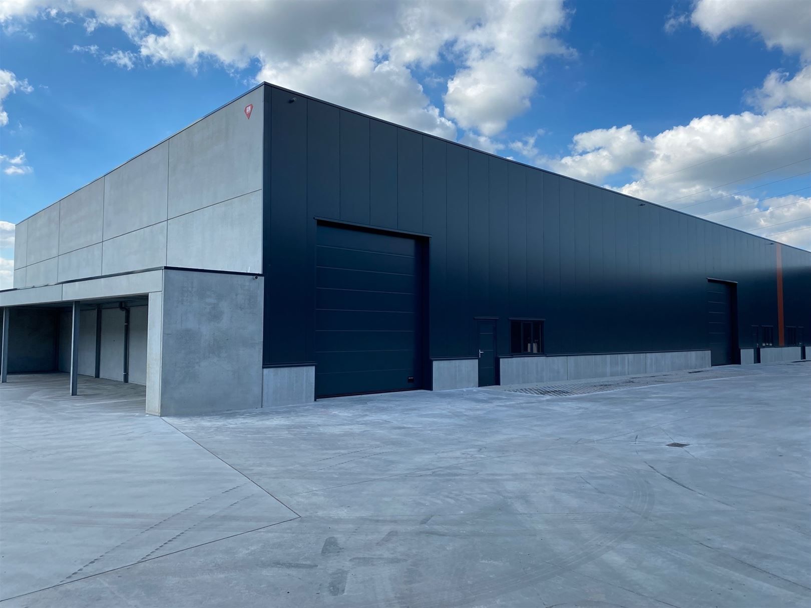 Instapklaar magazijn te huur te Vichte foto {{pictureIndex}}