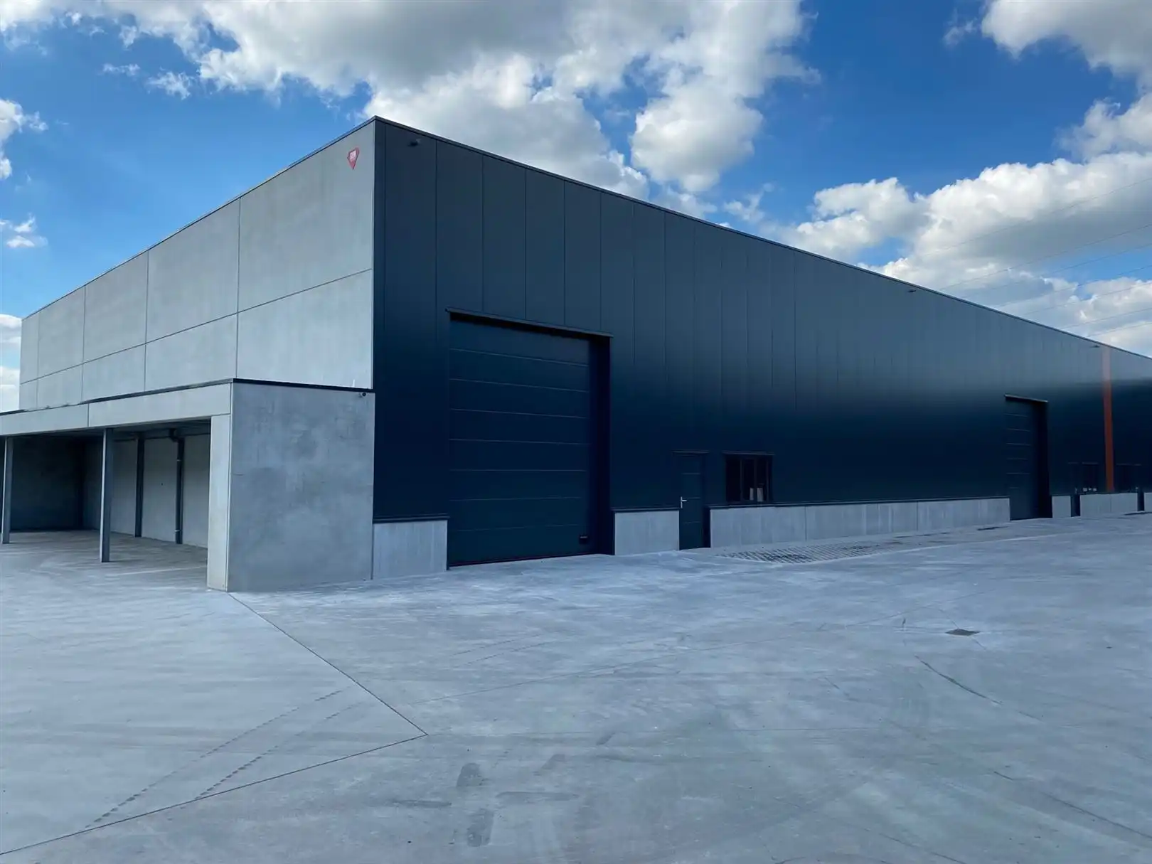 906 m² recent magazijn te huur in Vichte foto {{pictureIndex}}