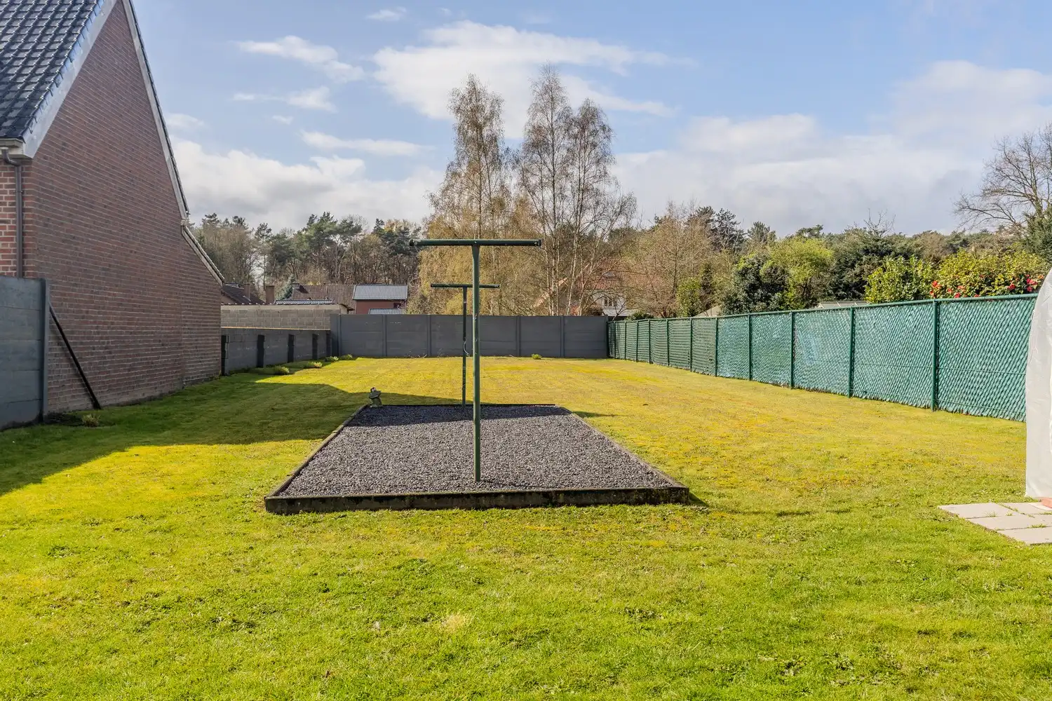 Instapklare woning met drie slaapkamers, ruime tuin en twee garageboxen in hartje Rekem! foto 45