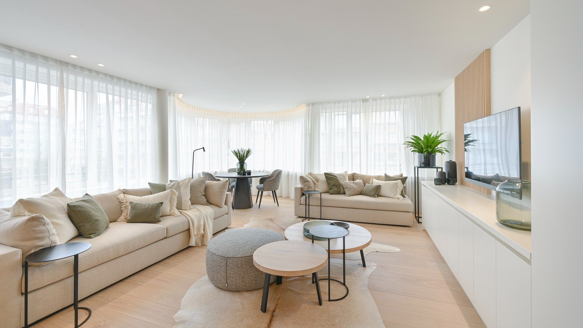 Schitterend HOEKappartement met 3 volwaardige slaapkamers ideaal gelegen in het midden van de Lippenslaan te Knokke. foto 1