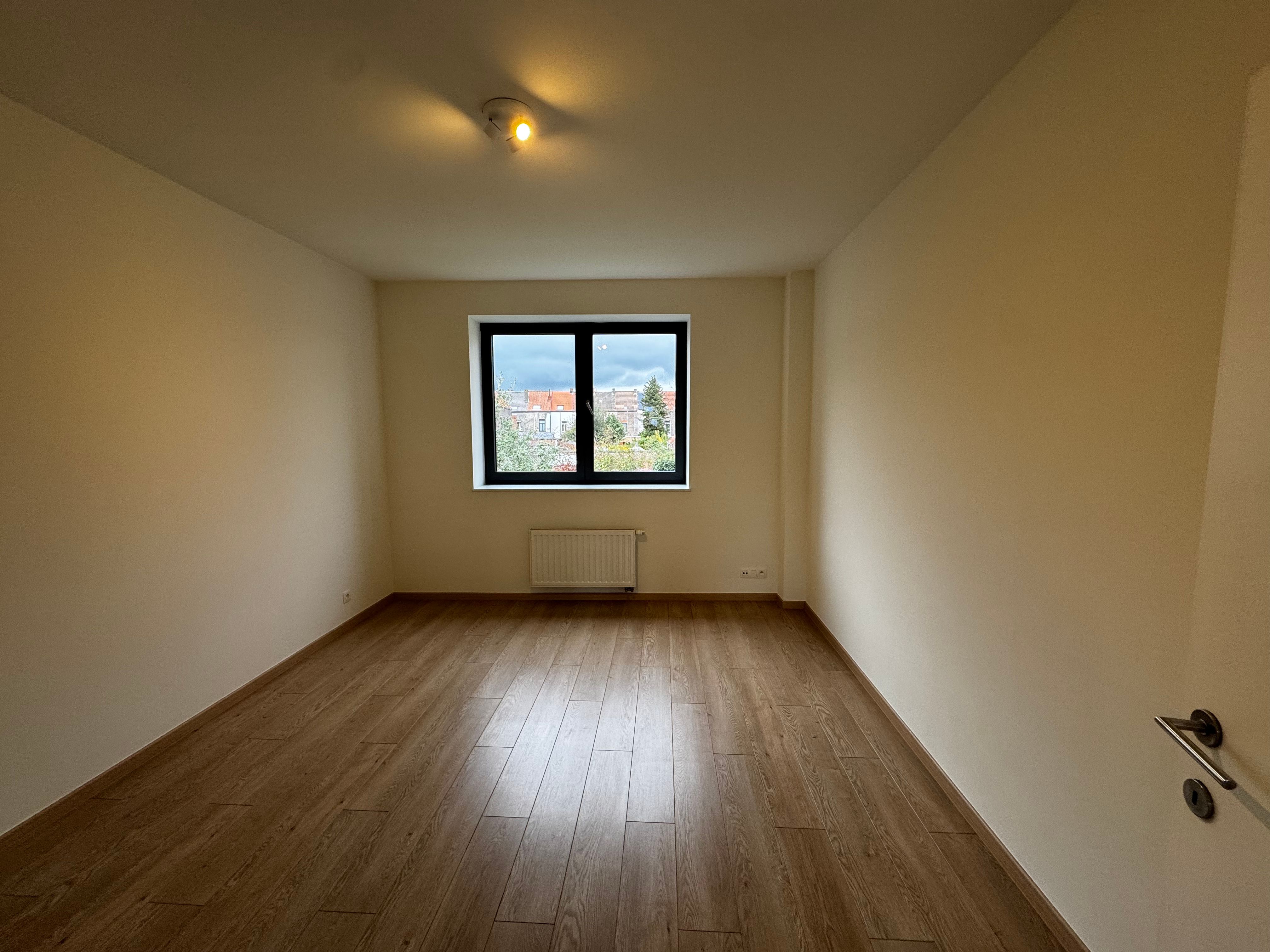 Gerenoveerde woning met 3 slaapkamers en tuin foto 18