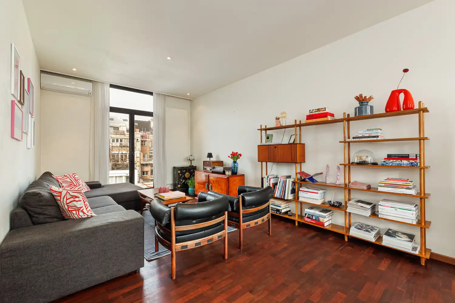 Instapklaar duplex-appartement op toplocatie aan den Bell op het Zuid te Antwerpen foto 3