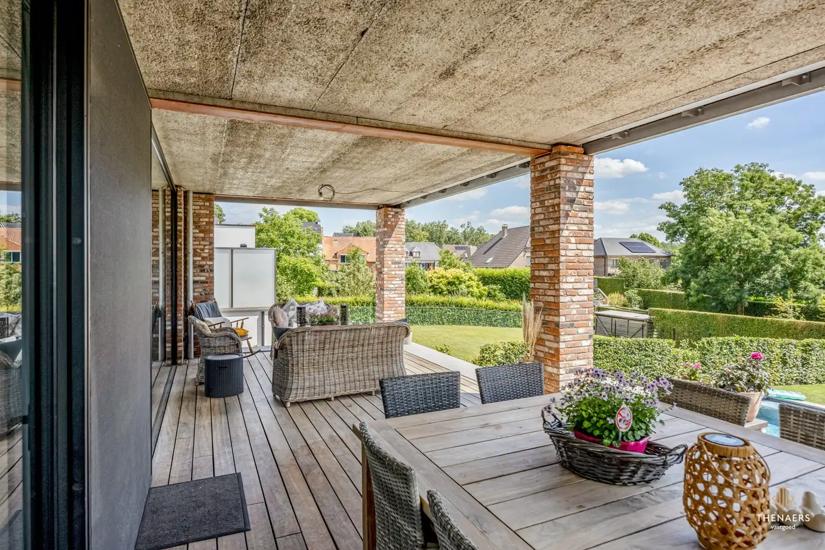 Exclusieve en bijzonder energiezuinige woning met 332 m² woonoppervlakte, vier autostaanplaatsen en verwarmd zwembad. foto 25
