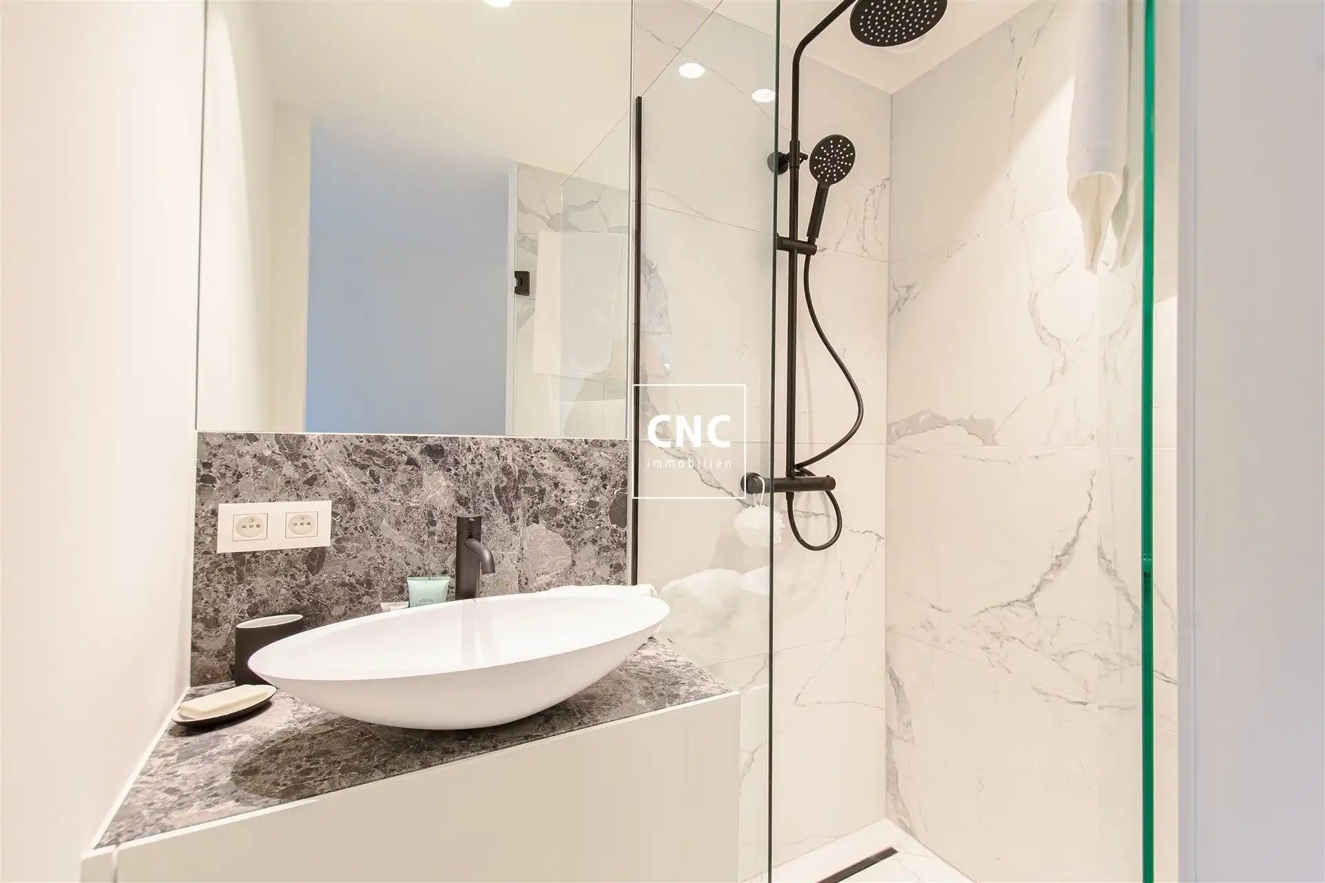 Stijlvol gerenoveerde duplex op toplocatie in Knokke

 foto 18