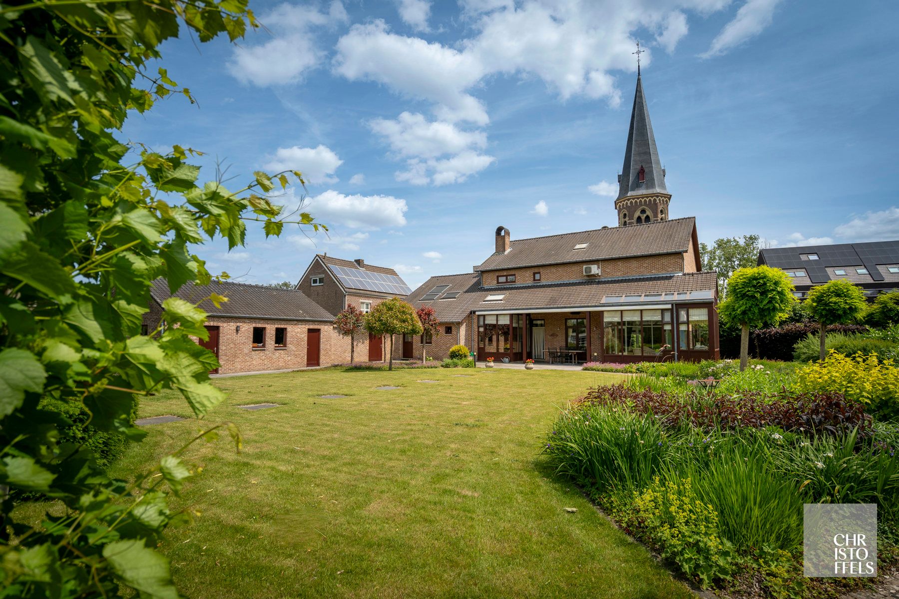 Riante vrijstaande woning mét praktijkruimte in het centrum van Opgrimbie!  foto {{pictureIndex}}