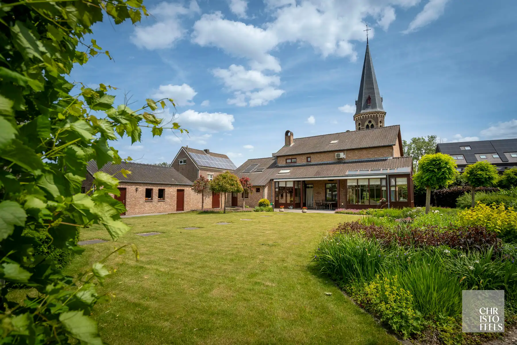 Riante vrijstaande woning mét praktijkruimte in het centrum van Opgrimbie!  foto {{pictureIndex}}
