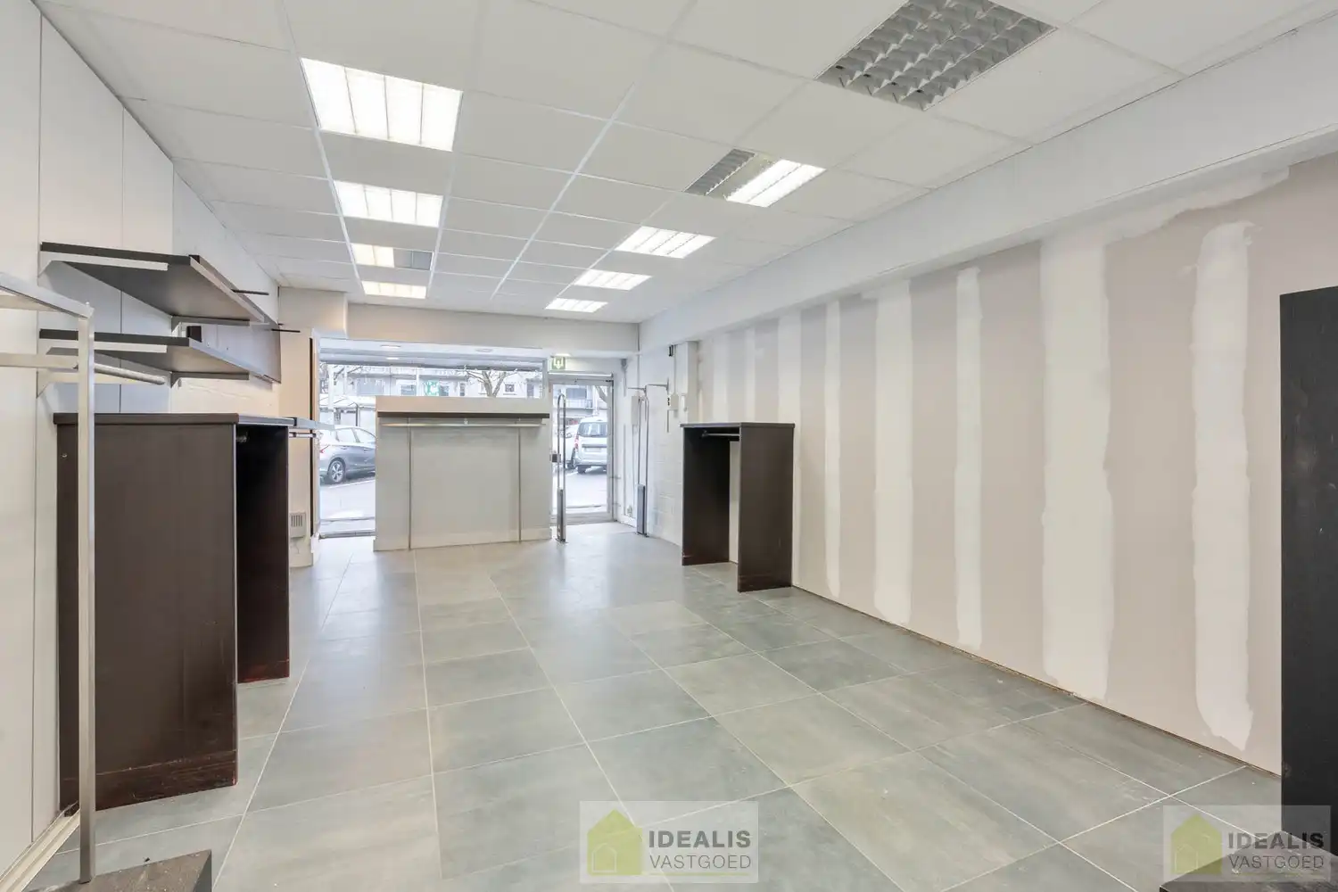 ZEER CENTRAAL GELEGEN HANDELSRUIMTE TE PELT (NEERPELT) MET PARKING VOOR DE DEUR! Deze handelsruimte met een oppervlakte van ca.90m² gelegen te Kempenplein in Pelt (Neerpelt) is uiterst geschikt als winkel of kantoorruimte en gelegen op een toplocatie. foto 10