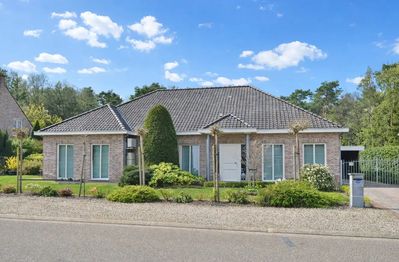 Exclusieve, compleet ingerichte bungalow op unieke bosrijke ligging, met prachtig overdekt terras en ruime kelder foto {{pictureIndex}}