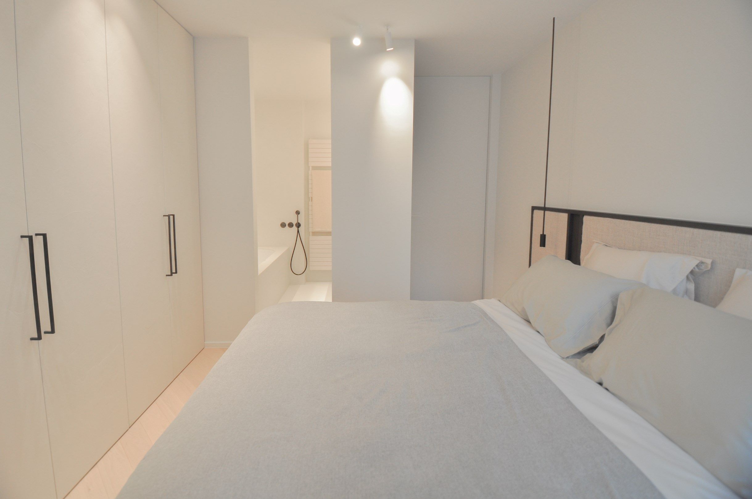 Uitzonderlijk ,tijdloos volledig gerenoveerd appartement met een open zicht . foto 16