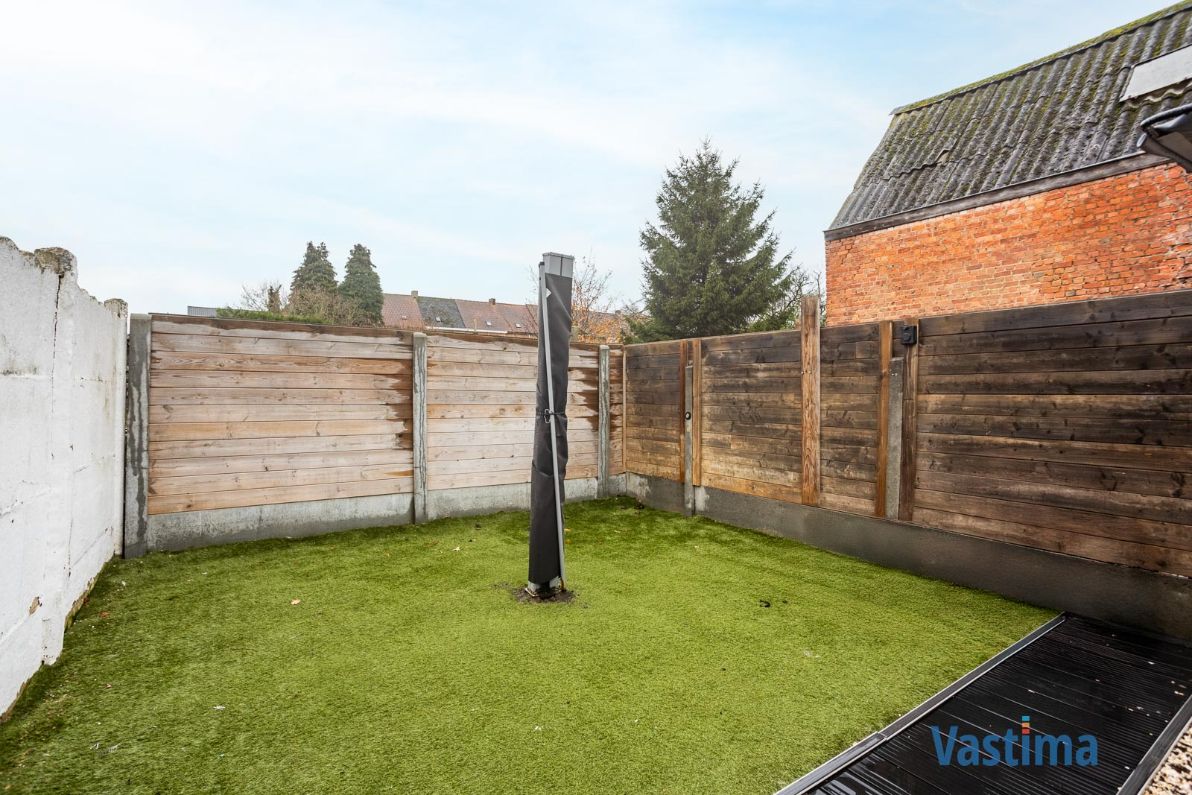 Stadswoning met zonnepanelen en tuin foto 22