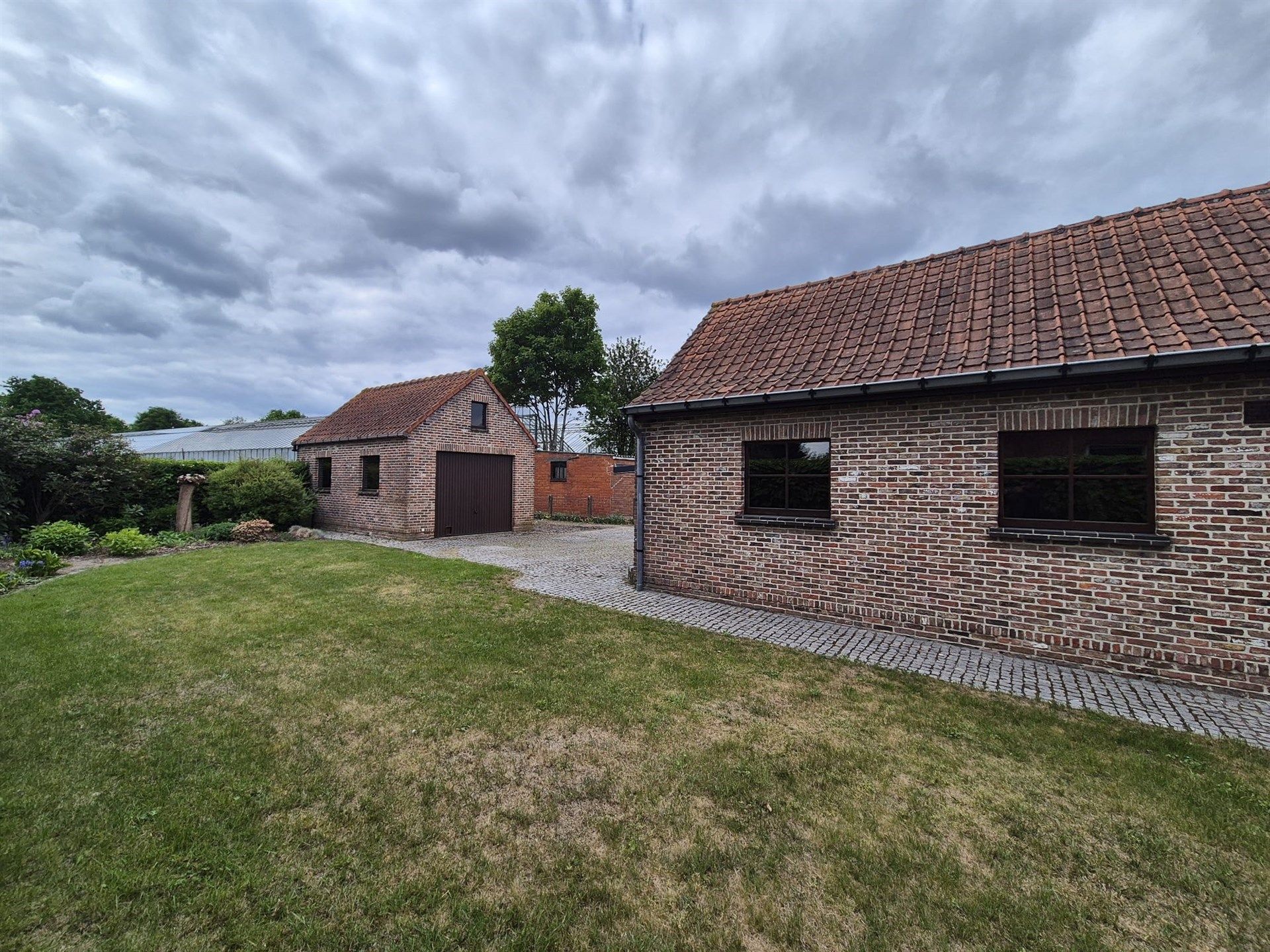 Charmante open bebouwing met tuin en dubbele garage. foto 12