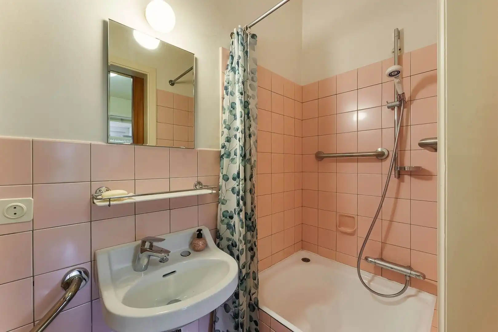 Ruime woning, perfect onderhouden met een zonnige tuin. foto 18
