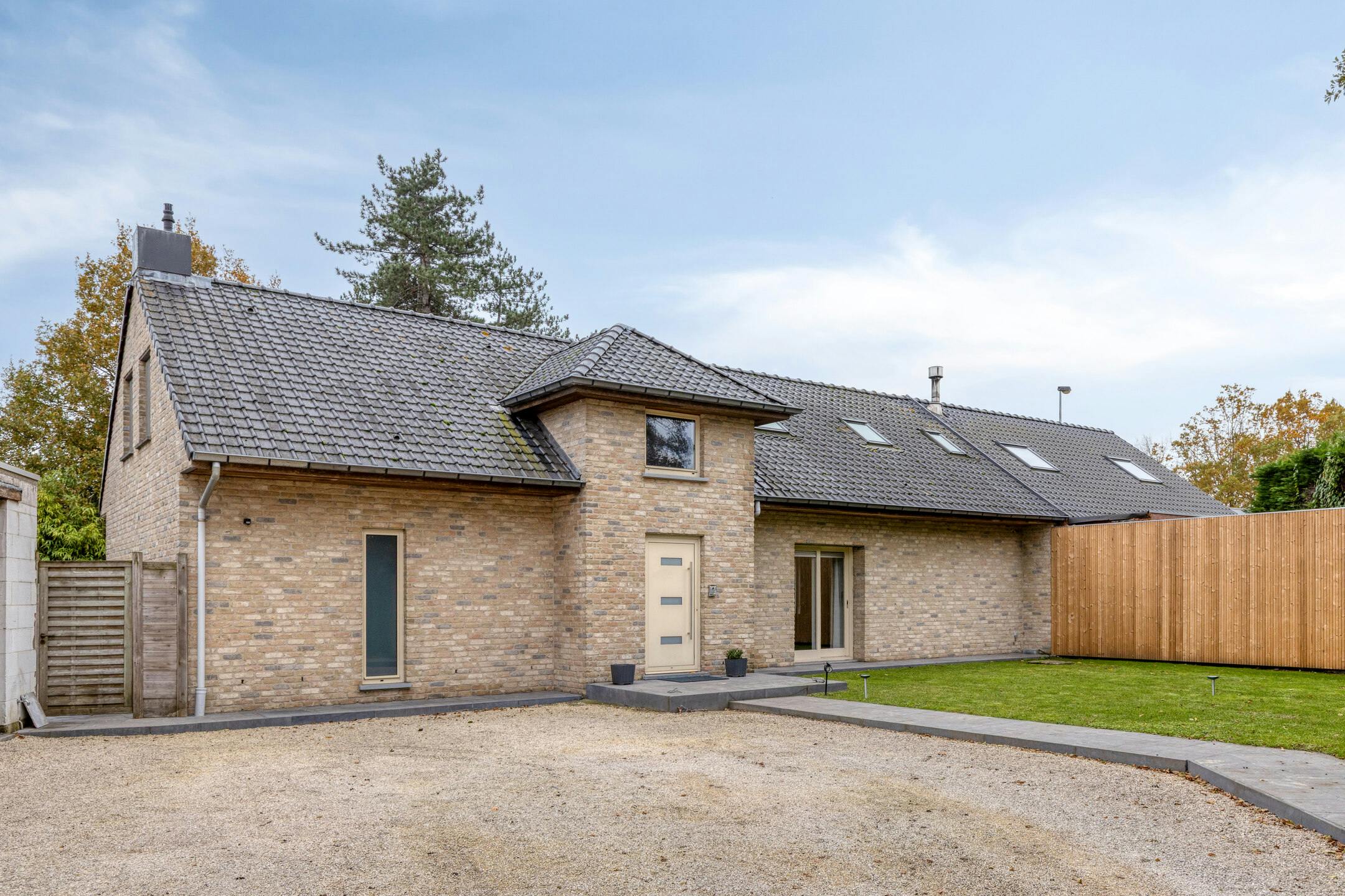 Gerenoveerd huis met 4 kamers te koop in Waregem foto {{pictureIndex}}