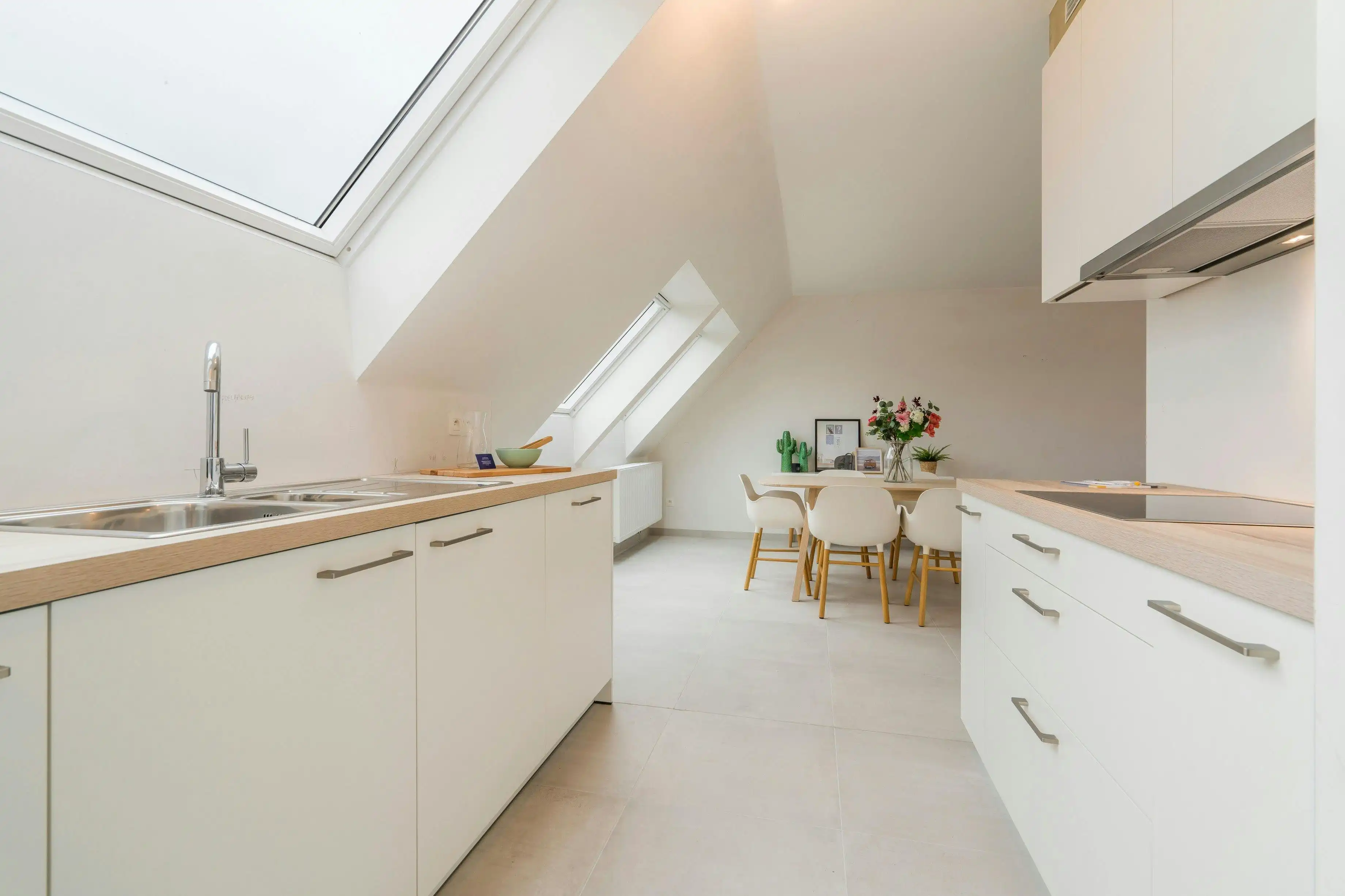 Ruim en lichtrijk appartement in hartje Proven foto 13