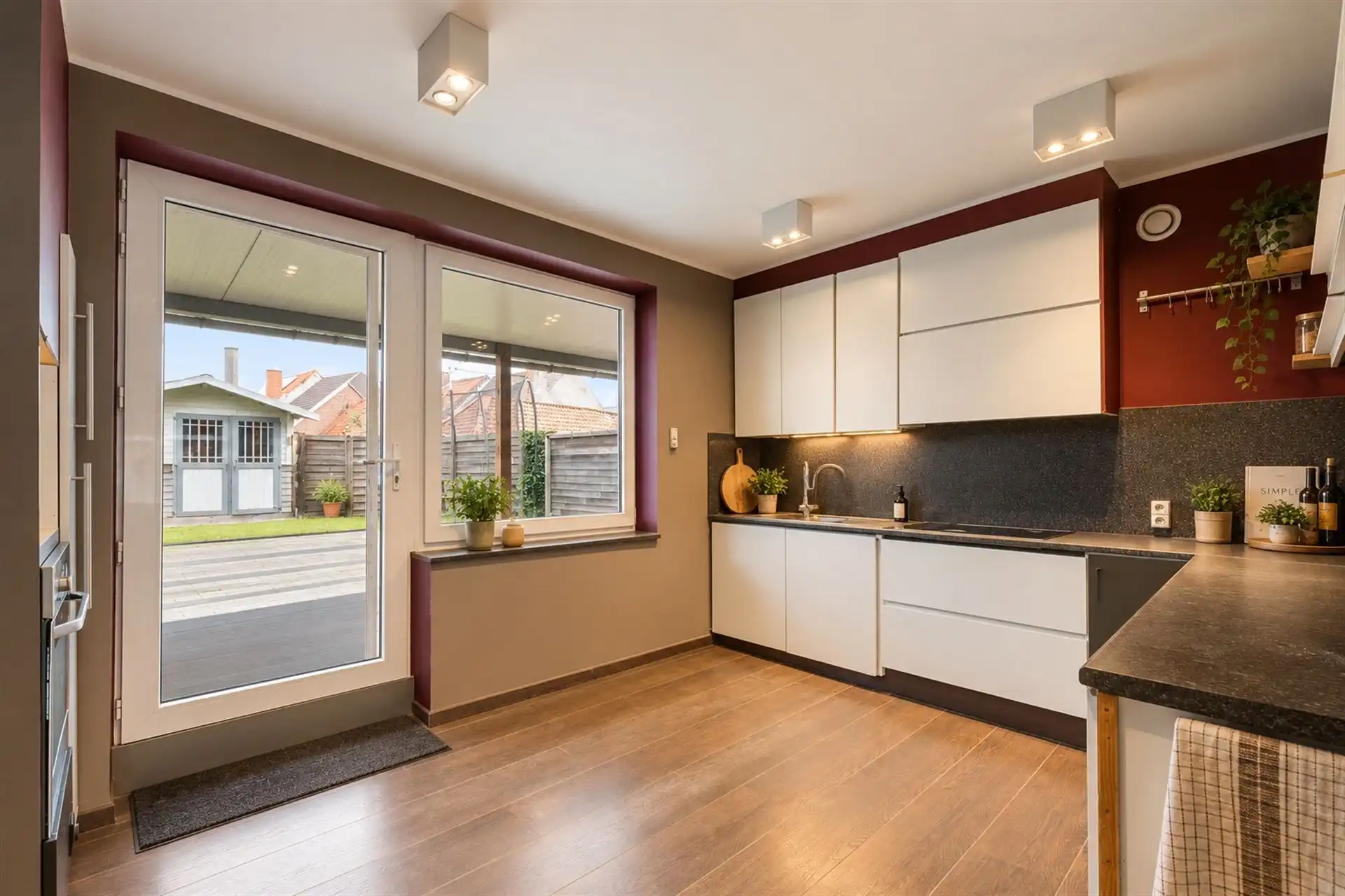 Handelspand met ruim duplex appartement, garage & terras foto 10