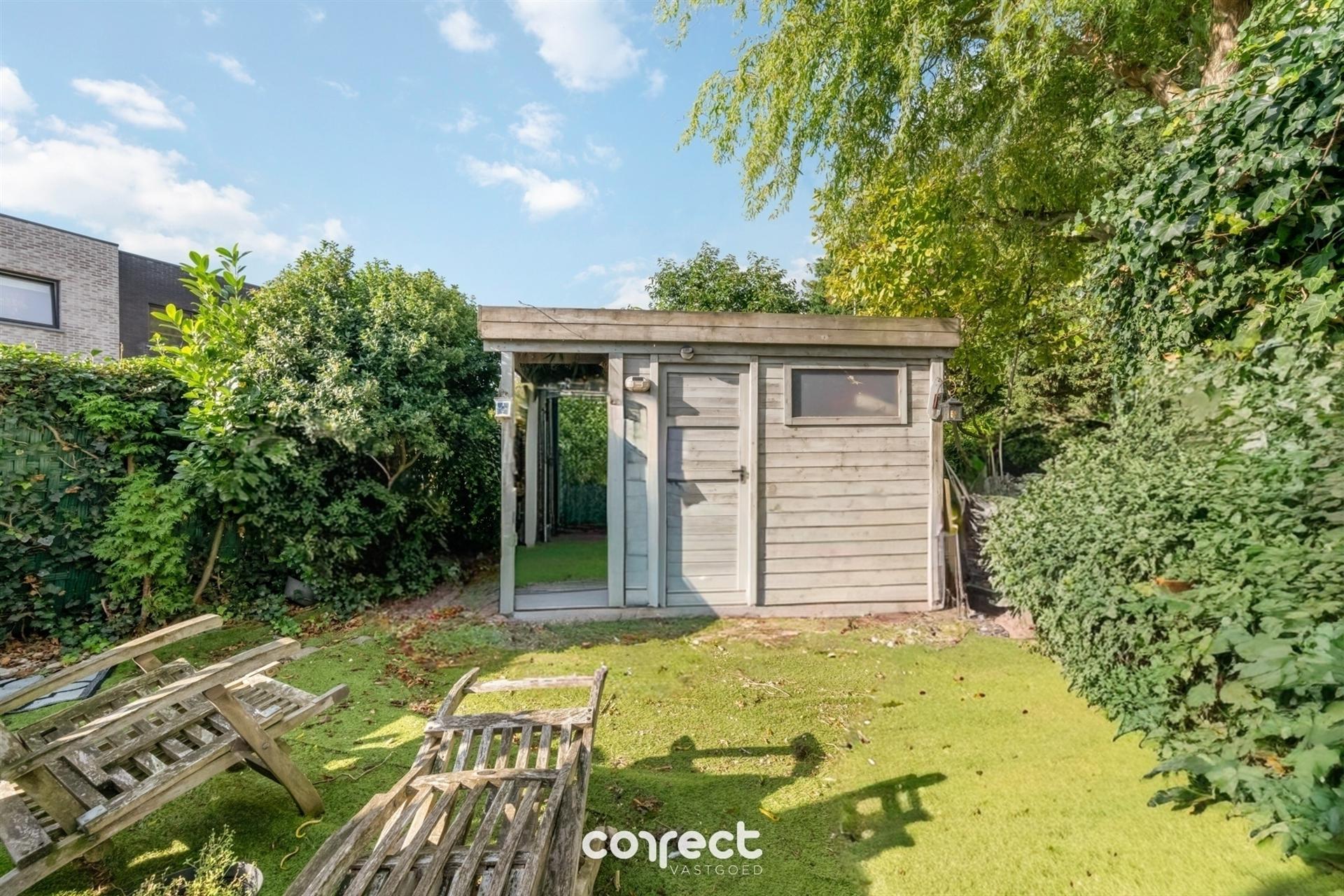 Centraal gelegen open bebouwing op ruim perceel en oprit. foto 11