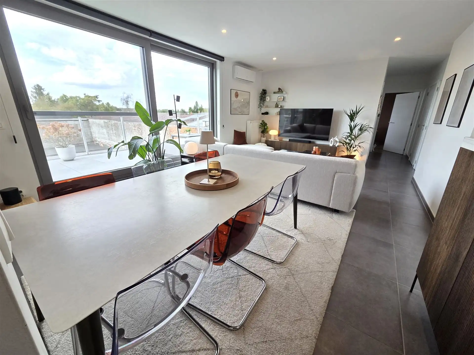 Energiezuinig appartement met 2 slks, zeer groot terras, carport en kelderberging foto {{pictureIndex}}