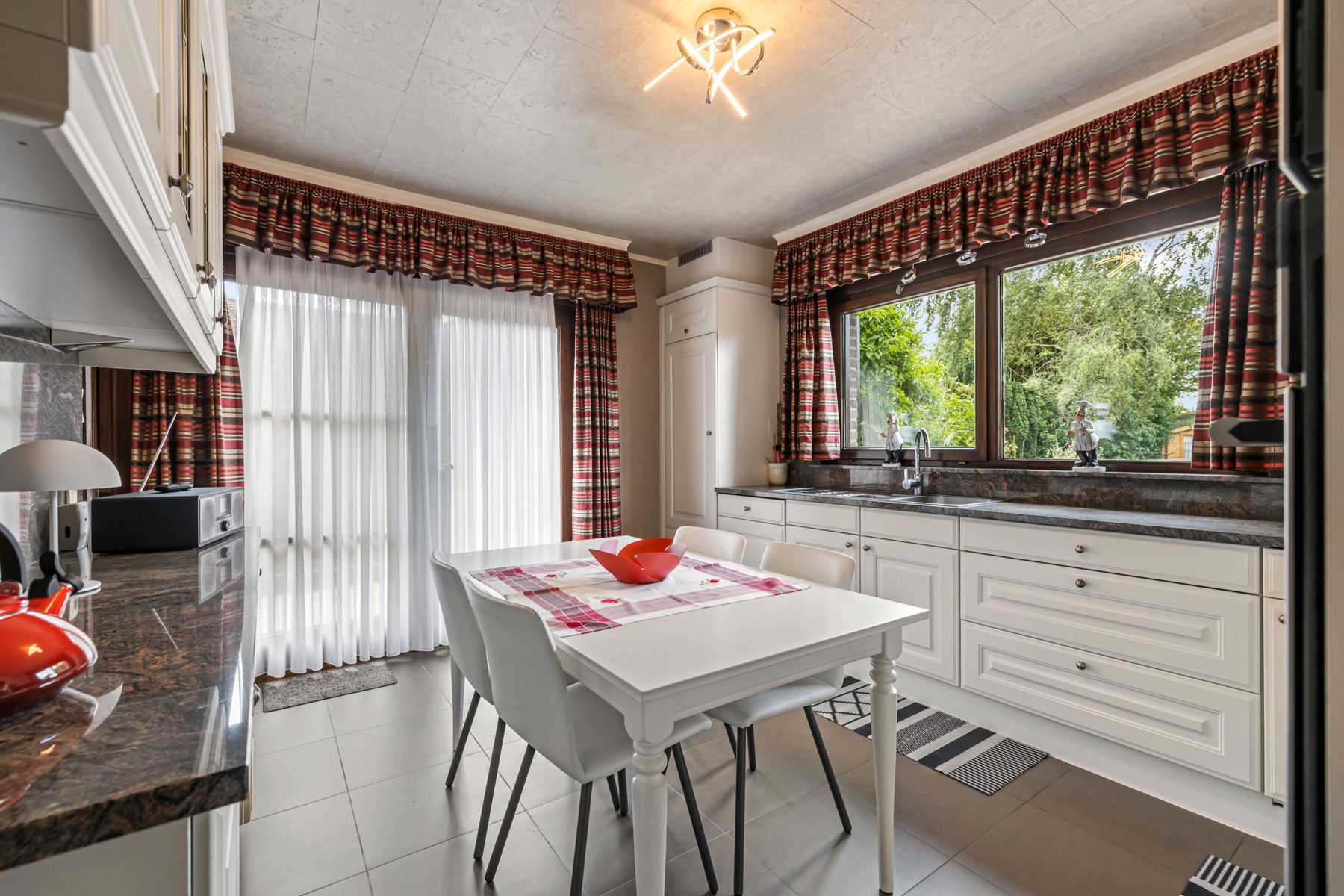 Uitstekend onderhouden villa met mooie tuin en garage foto 9