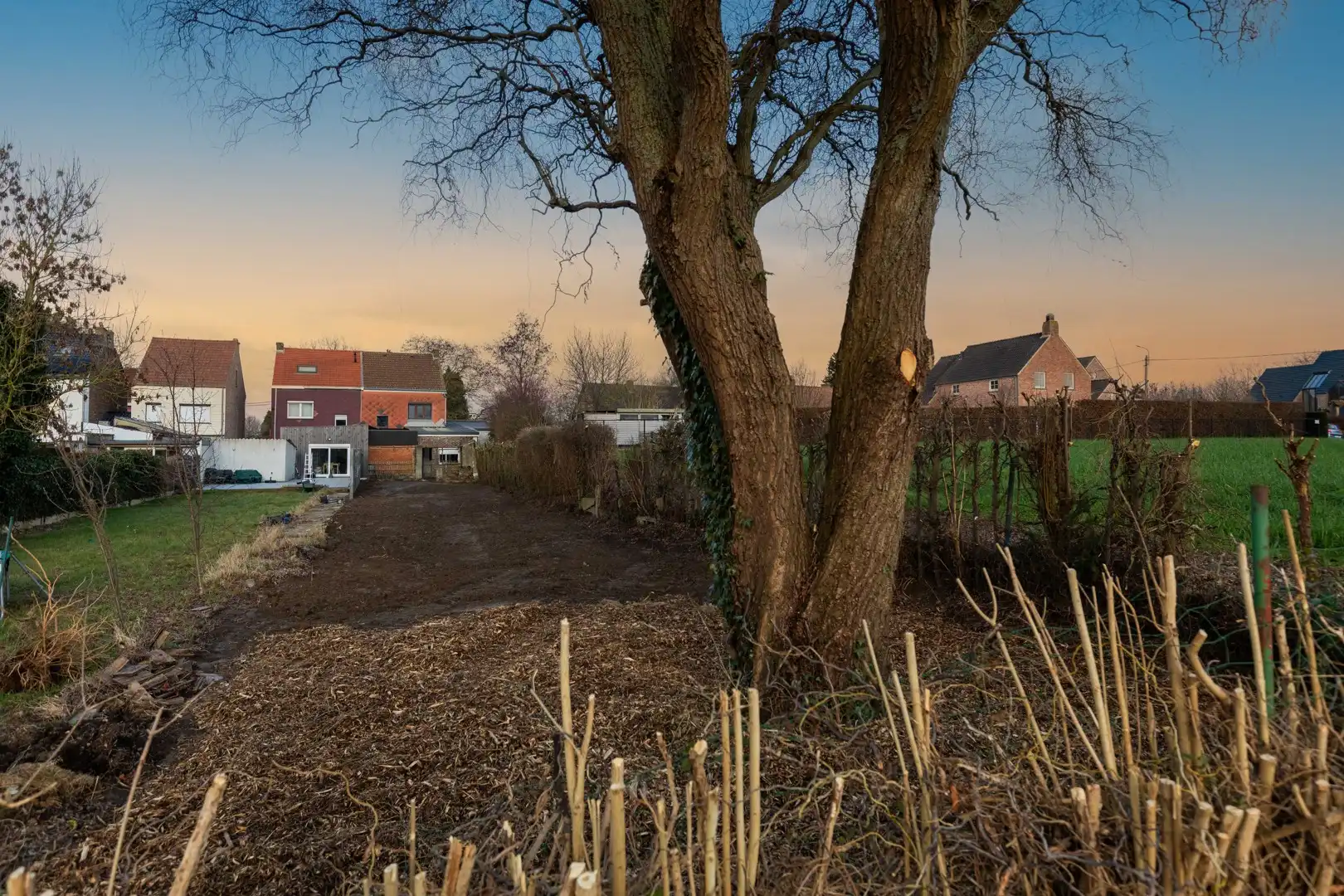 Woning in het centrum met loods of magazijn foto 5